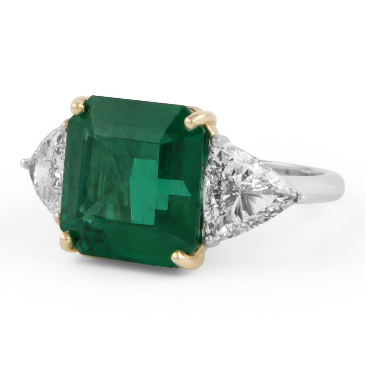 Taglio smeraldo Alexander Beverly Hills GIA 7,58 smeraldo e diamante Anello a 3 pietre in oro bianco 18k in vendita