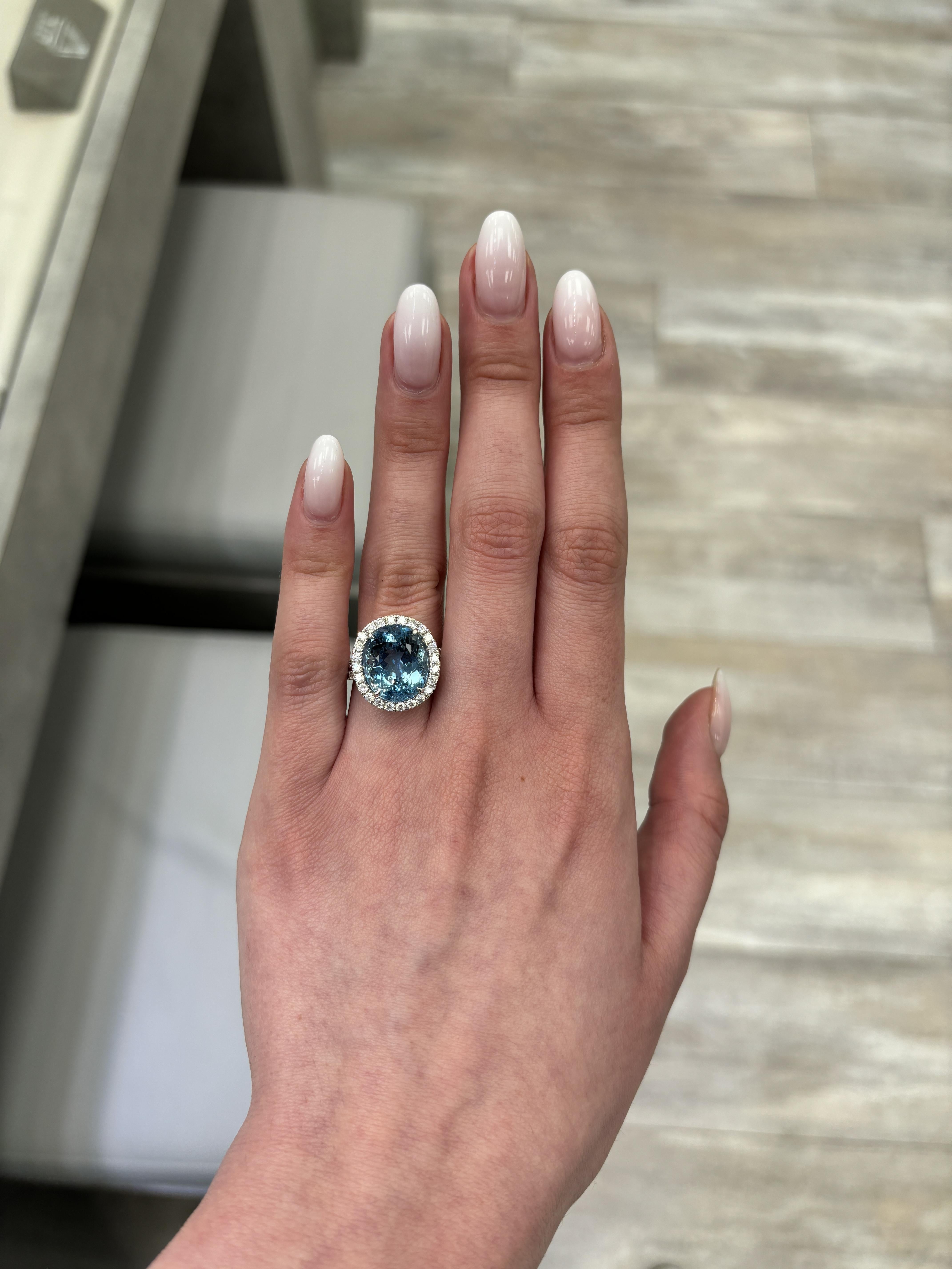 Impresionante anillo de aguamarina y diamantes Santa María con halo, certificado por el GIA, de Alexander Beverly Hills.
Peso total de la gema: 9.13 quilates.
Aguamarina ovalada, 8,20 quilates, certificada por el GIA. Se complementa con 56 diamantes