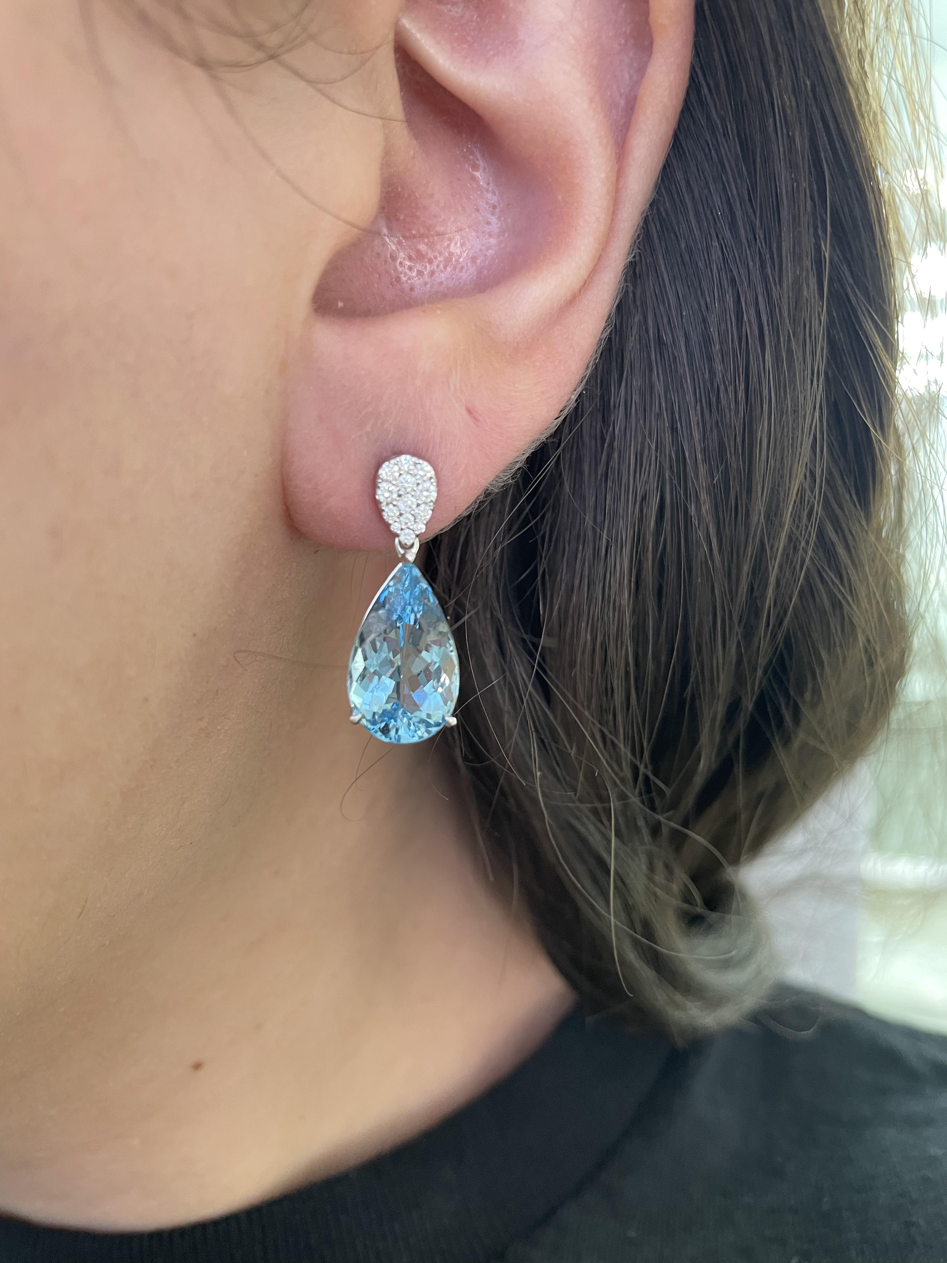Bellissimi orecchini a goccia con acquamarina e diamanti, firmati Alexander Beverly Hills.
8.67 carati di peso totale della gemma.
2 acquamarine a forma di pera, una pietra certificata GIA, 8,41 carati in totale. 26 diamanti rotondi, 0,26 carati.