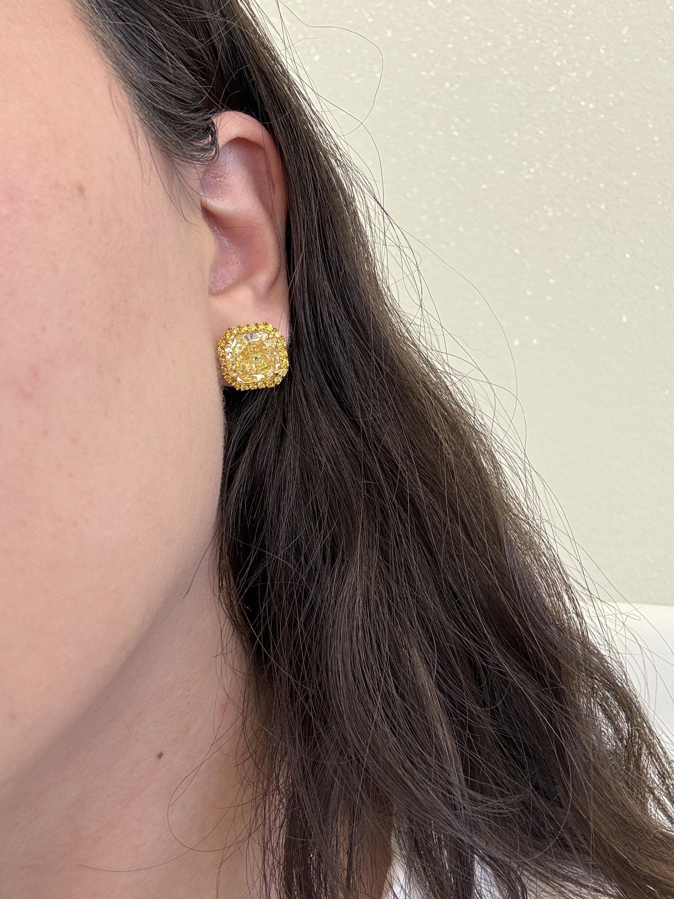 Pendientes modernos y únicos de diamantes amarillos con halo de diamantes amarillos y pavé en el lateral. Cada piedra central tiene certificación GIA. Alta joyería de Alexander Beverly Hills.
*Luce un elegante amarillo vivo en el montaje 
9,68