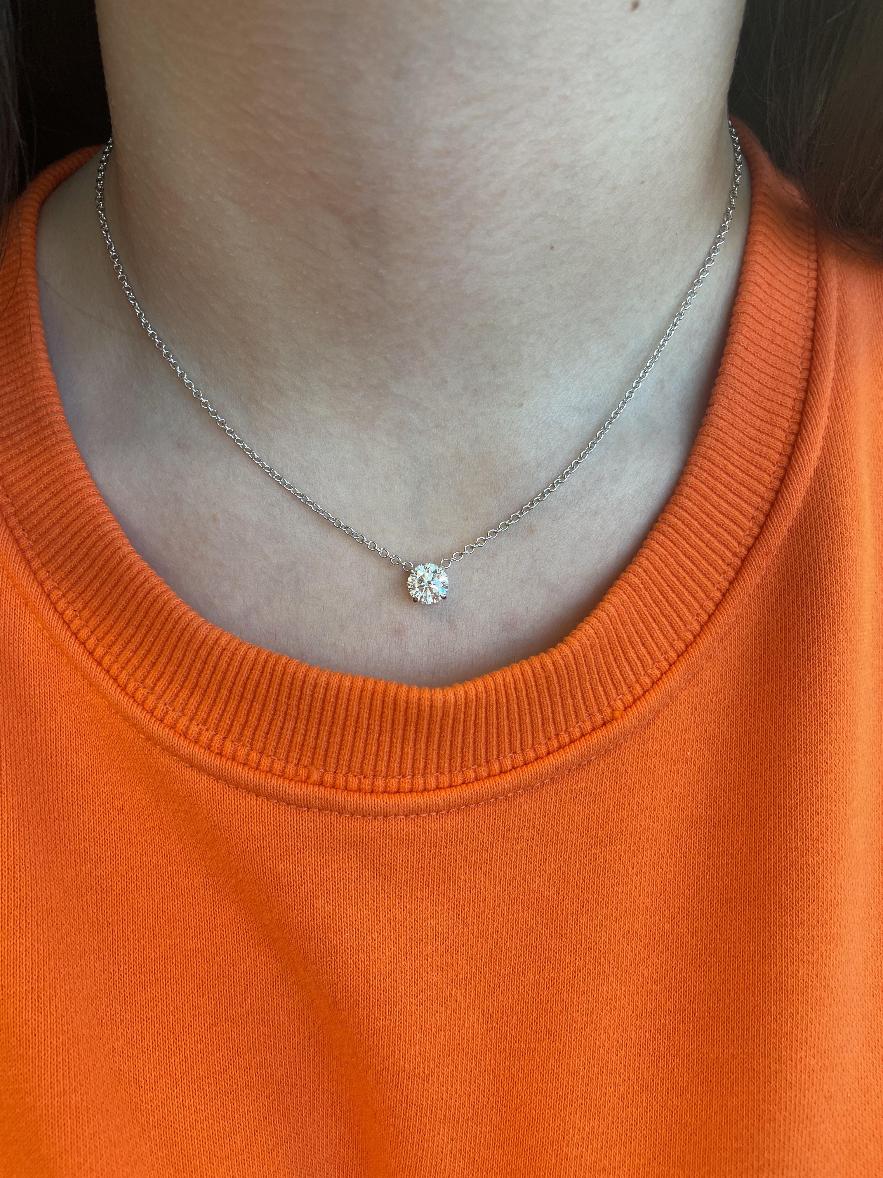 Precioso collar colgante clásico de diamantes naturales. Sencilla pero moderna, de Alexander Beverly Hills.
Diamante brillante redondo de 1,50 quilates certificado por el GIA. Grado de color H y grado de claridad SI1. Oro blanco de 18 quilates, 15