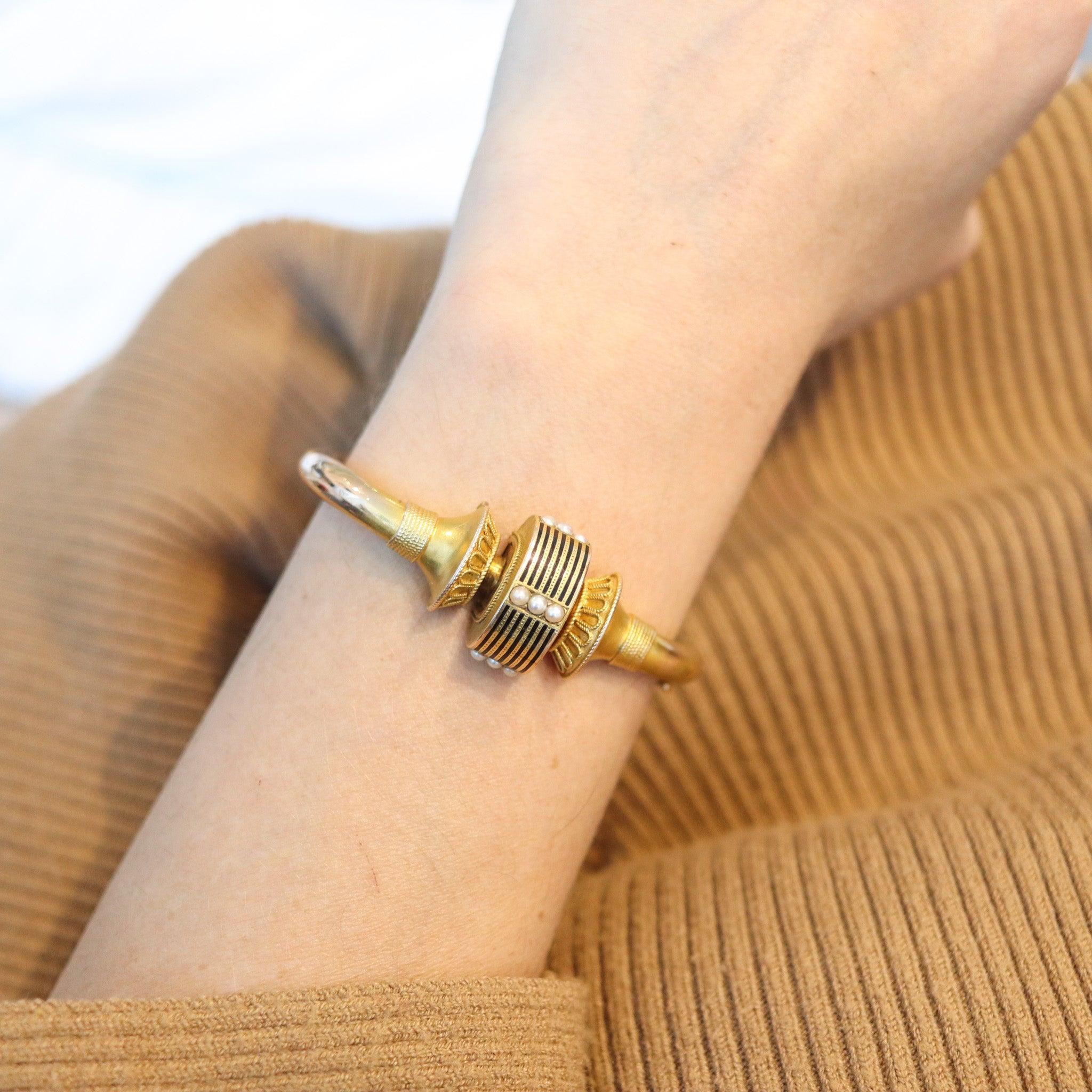 Exceptional Etruscan Revival bracelet designed by Alexander Birkl.

This is an extraordinary bangle bracelet created in Vienna Austria by the goldsmith Alexander Birkl, back the 1880's. The fabulous bangle bracelet has been carefully crafted with