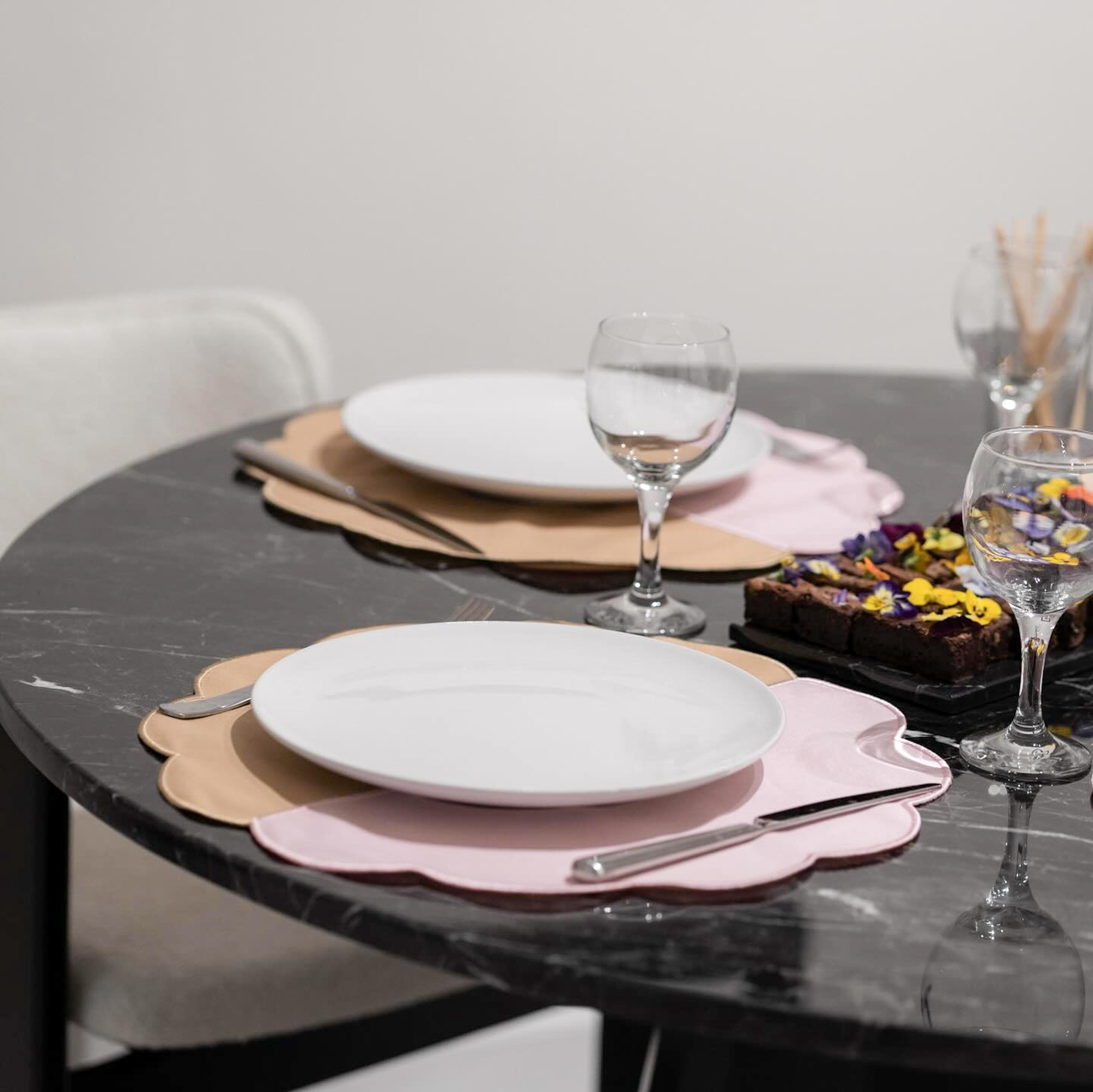 Alexander Black Marble Dining Table - Marble Top & Wood Base In New Condition For Sale In İnegöl, TR