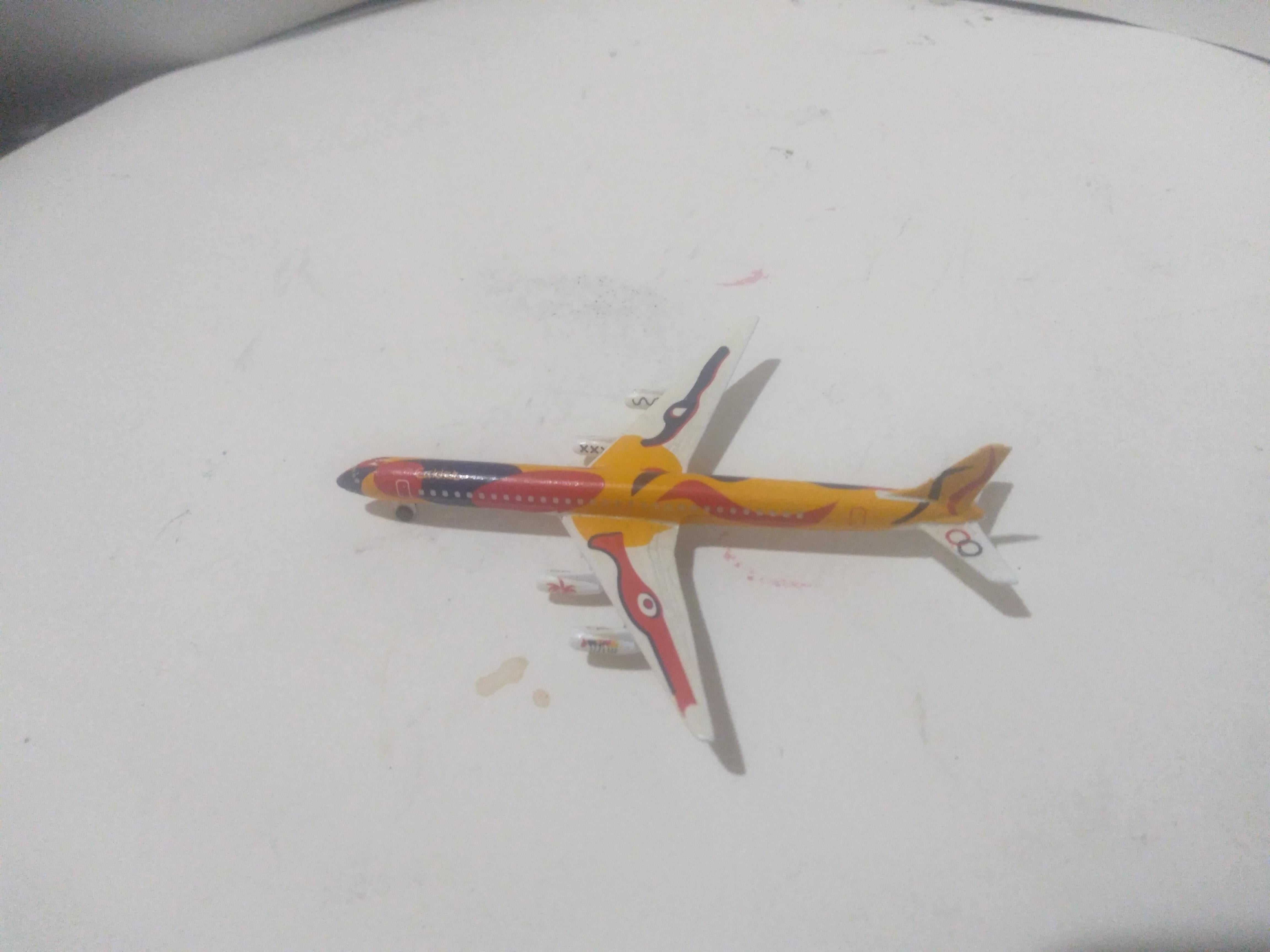 Questo è un esempio in miniatura dell'aereo creato da MacDonough-Douglass per la Braniff Airlines. L'aereo è stato dipinto da Alexander Calder. Il nome di questa creazione di Calle si chiama 