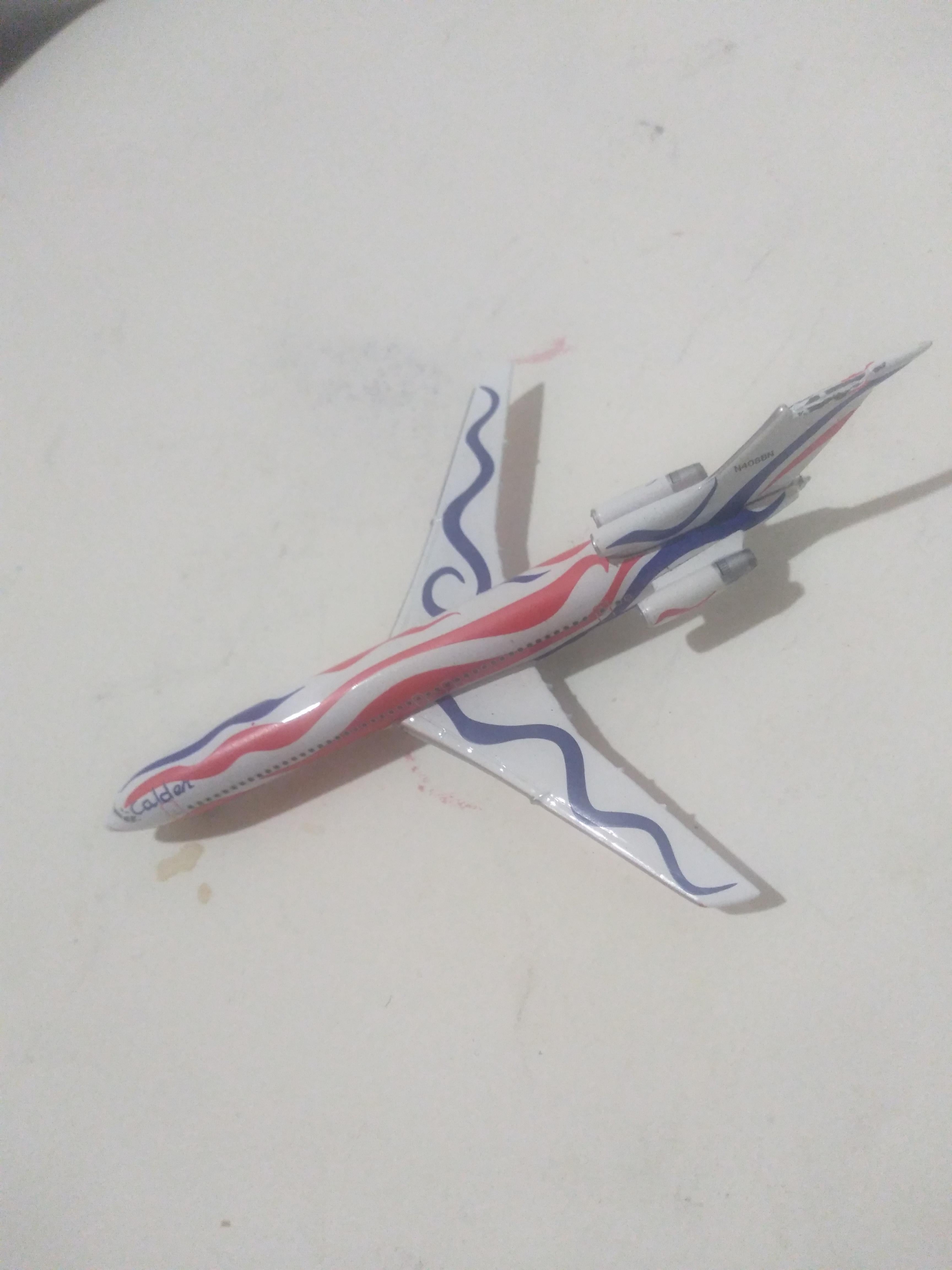 Alexander Calder Designed Braniff Airlines 1/600 Airplane In Good Condition For Sale In Pasadena, TX