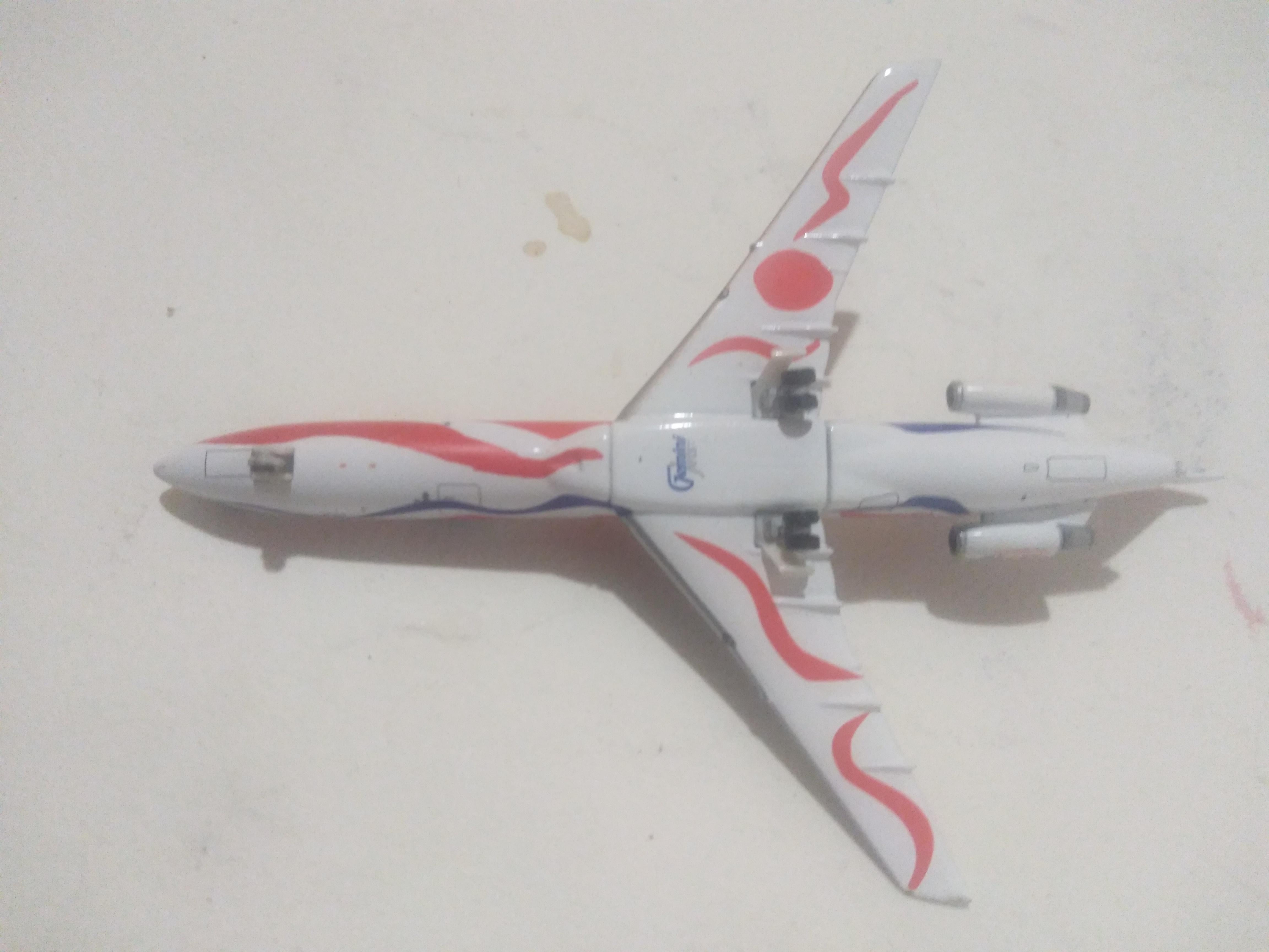 20th Century Alexander Calder Designed Braniff Airlines 1/600 Airplane For Sale