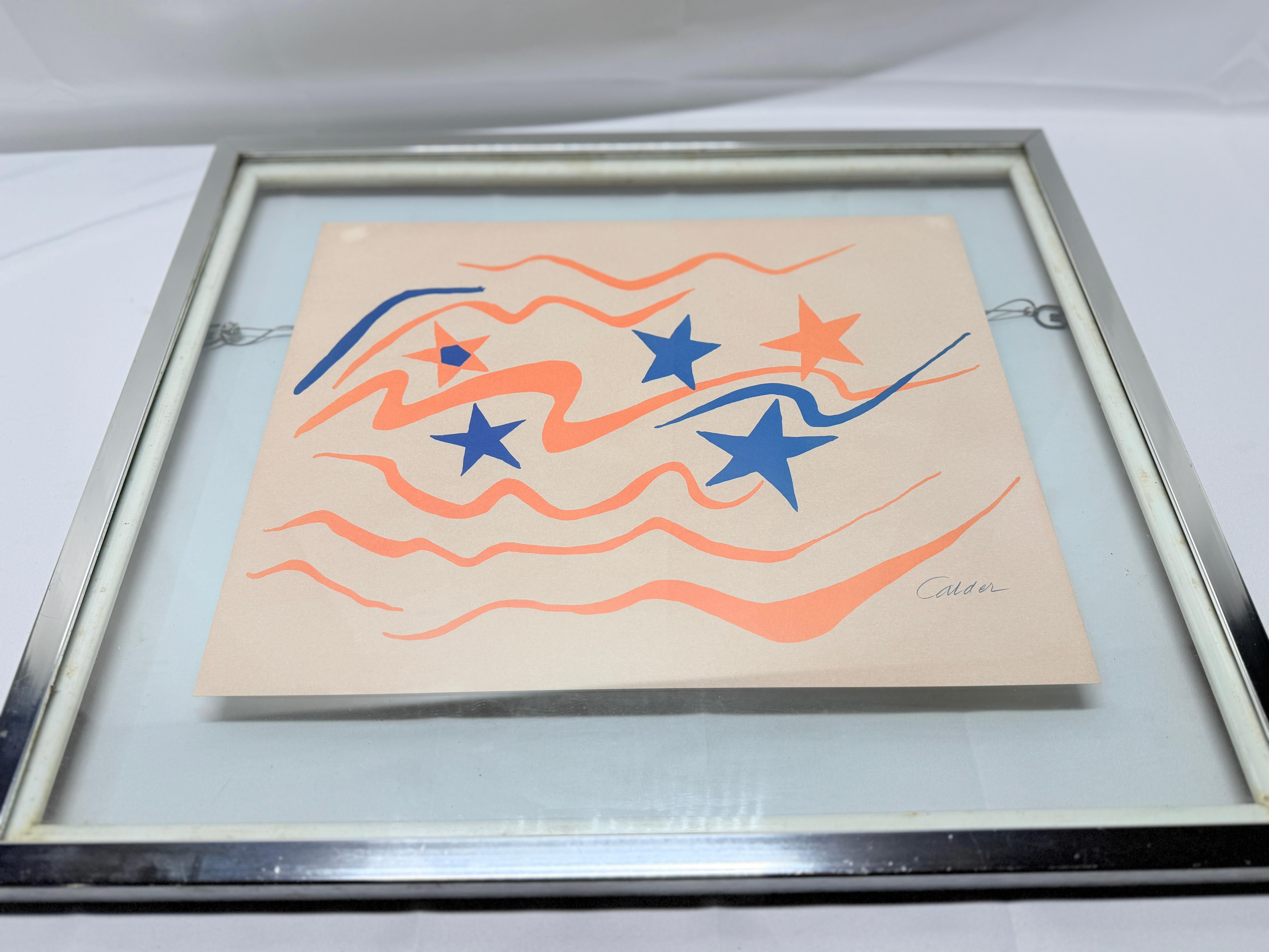 Diese farbenfrohe Lithografie des berühmten modernen Künstlers Alexander Calder trägt den Titel Flying Colors '76, ein dynamisches und feierliches Werk zum Gedenken an die Zweihundertjahrfeier der USA. Mit Calders charakteristischen kühnen Formen