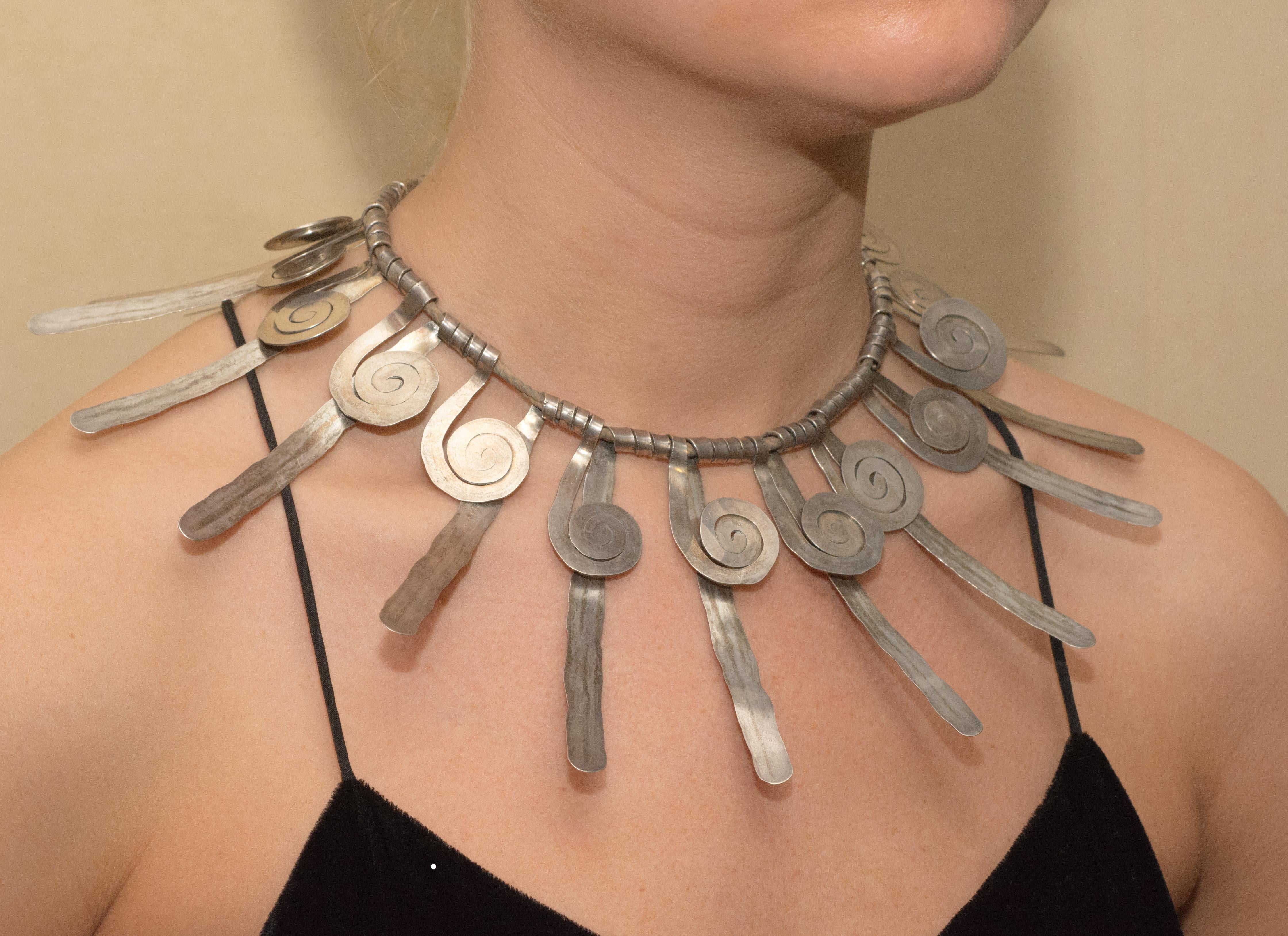Alexander Calder Hammered Silver Necklace, circa 1940 In Excellent Condition For Sale In New York, NY