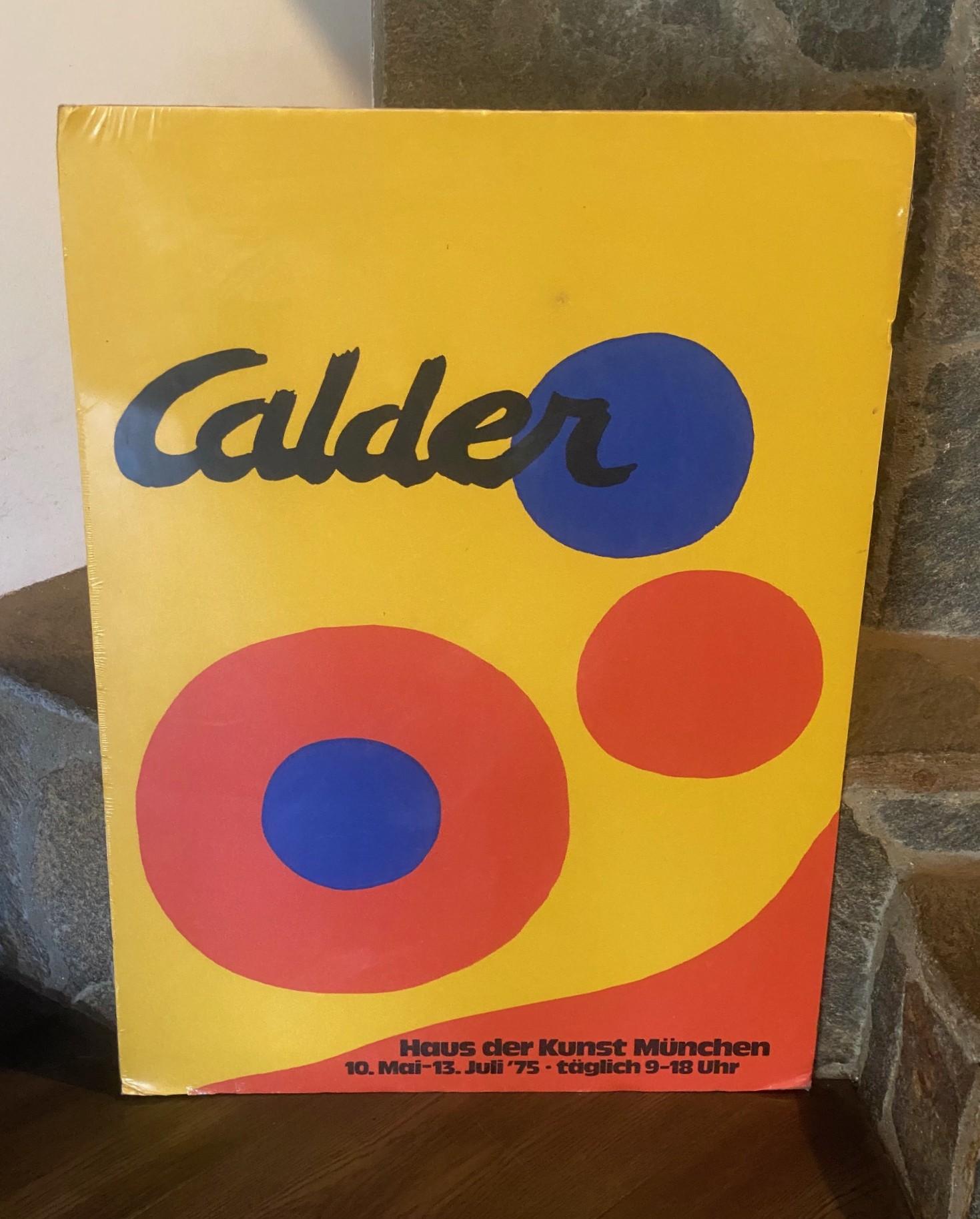 Ein wunderschön komponiertes und farbenfrohes Original-Ausstellungsplakat von Alexander Calder aus dem Jahr 1975 (Haus der Kunst München).  Die Farben des Drucks sind immer noch sehr lebendig und kräftig.  

Das Plakat ist hinter einer Plastikfolie