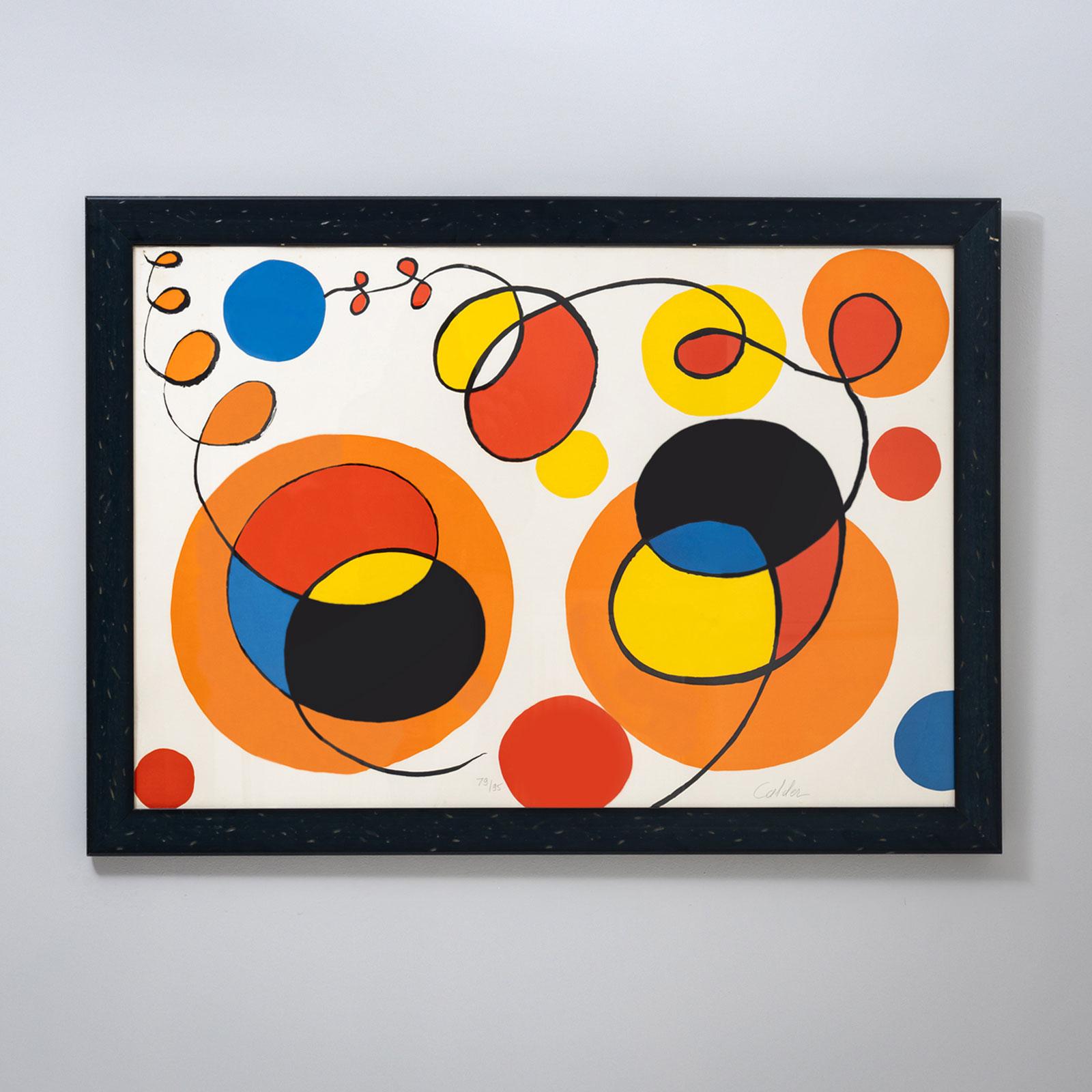 Farblithografie in Primärfarben von Alexander Calder (1898-1976), gerahmt in einem einfachen schwarzen Holzrahmen. Die Lithografie ist rechts unten mit Bleistift signiert 