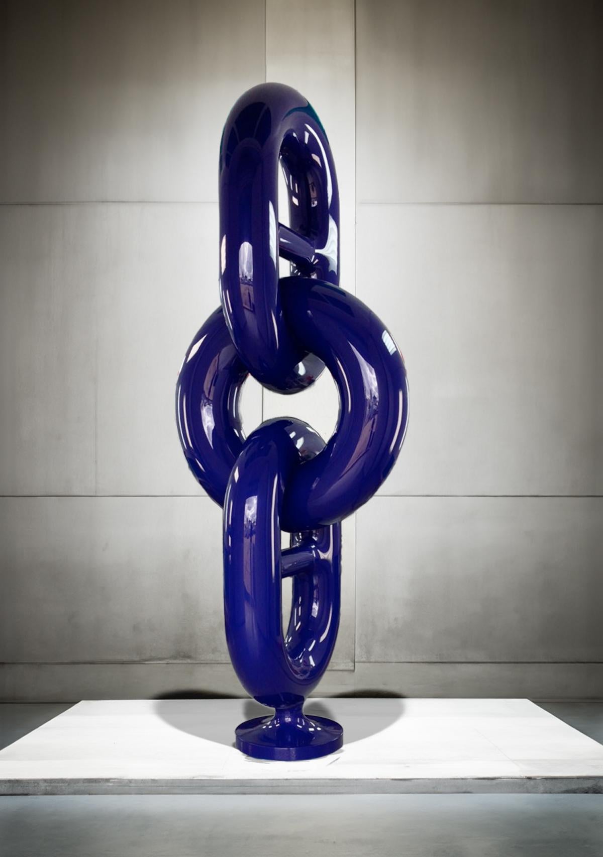 Blue Chain - polierte, abstrakte, bemalte Edelstahlskulptur für den Außenbereich
