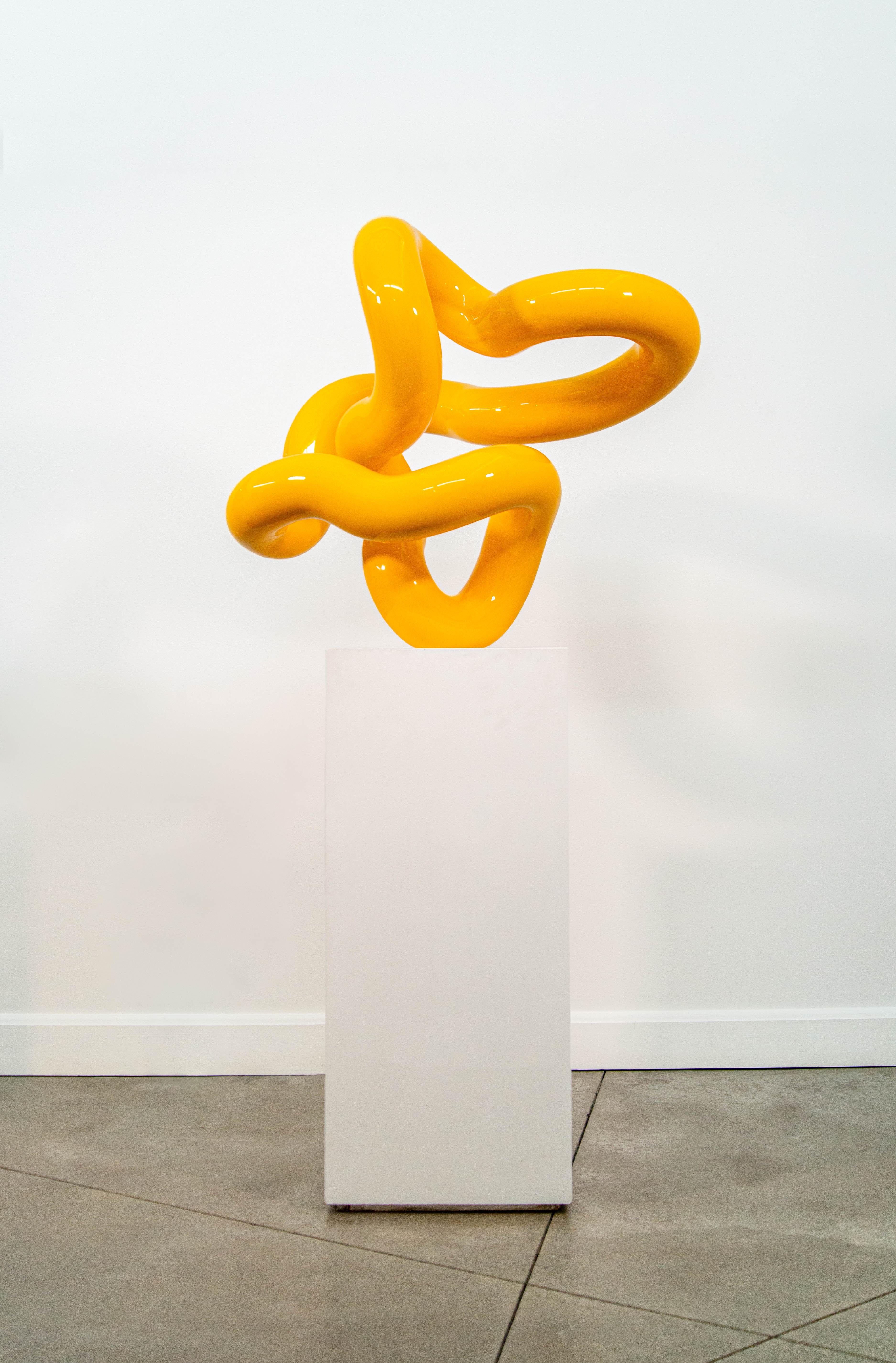 Circuit jaune - sculpture en acier inoxydable poli, abstraite et peinte - Sculpture de Alexander Caldwell