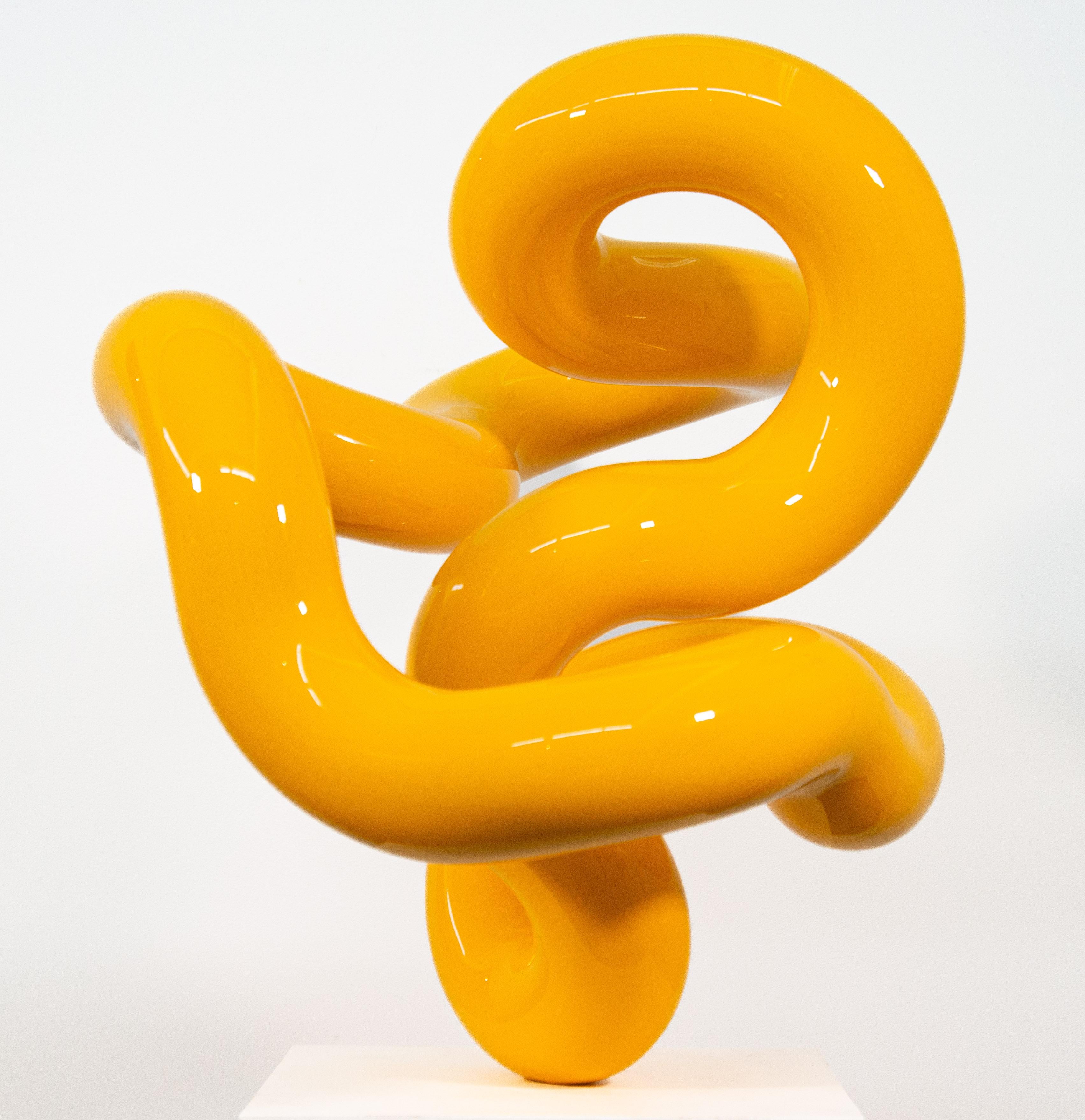 Circuit jaune - sculpture en acier inoxydable poli, abstraite et peinte - Abstrait Sculpture par Alexander Caldwell