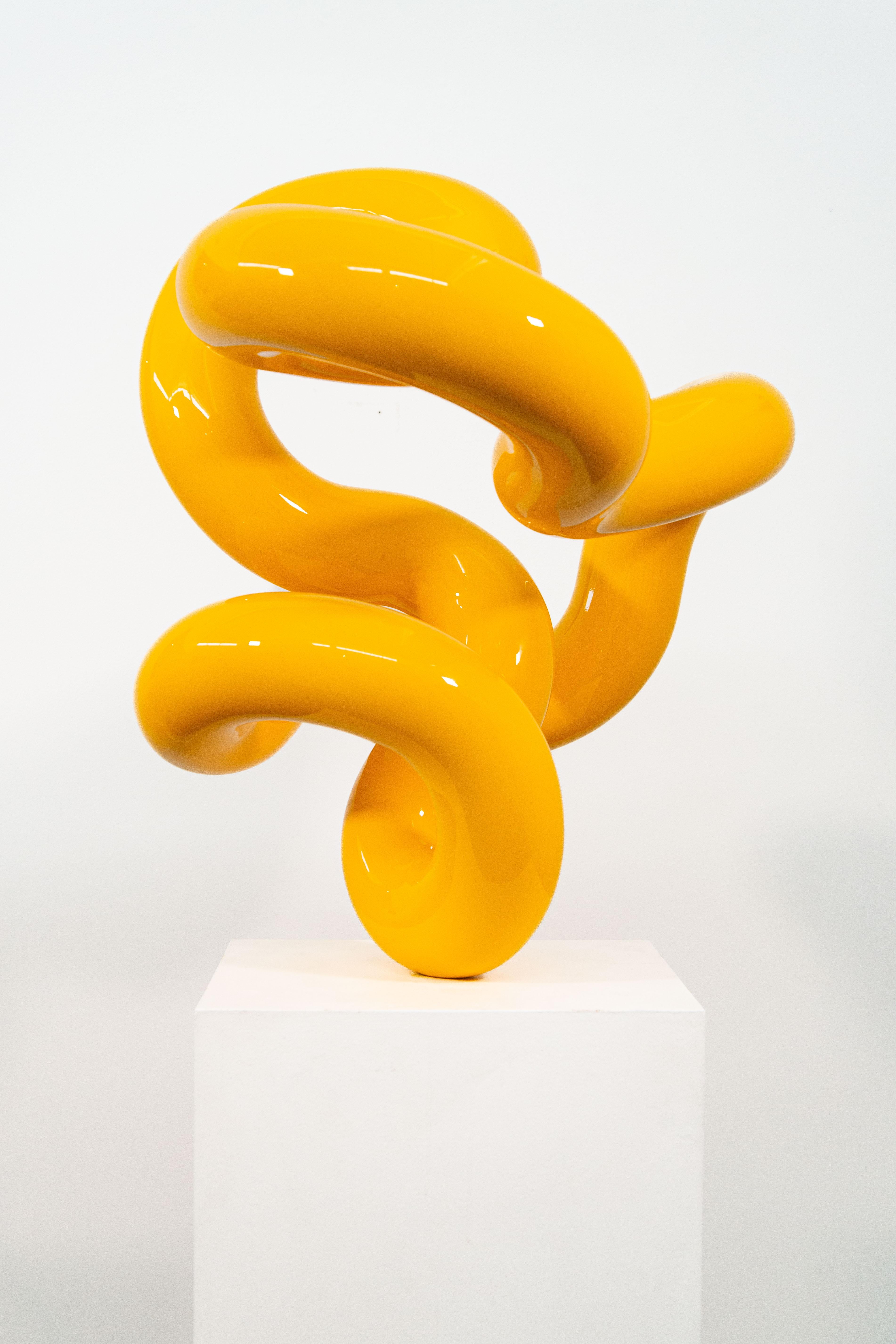Circuit jaune - sculpture en acier inoxydable poli, abstraite et peinte - Jaune Abstract Sculpture par Alexander Caldwell