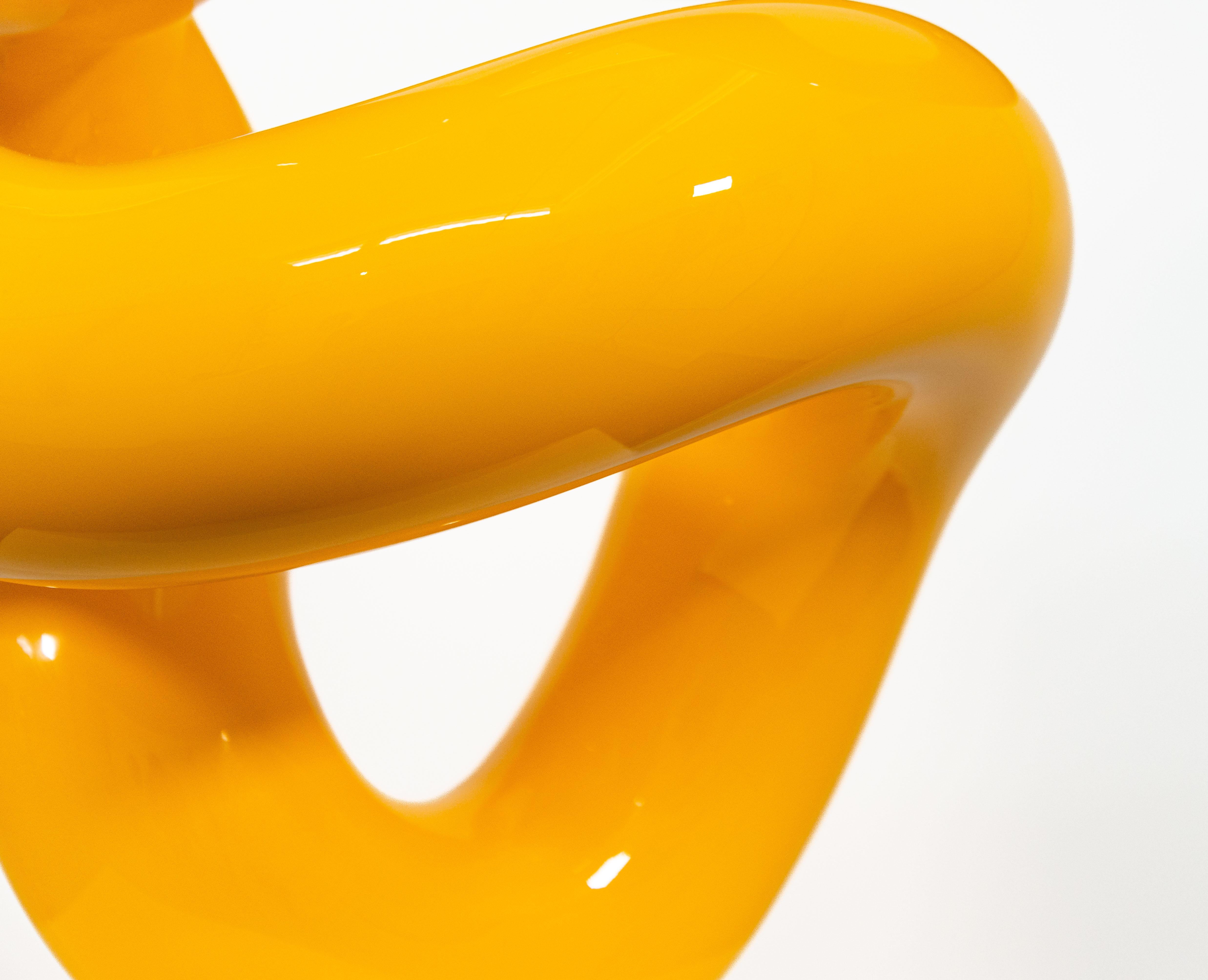 Circuit jaune - sculpture en acier inoxydable poli, abstraite et peinte en vente 1