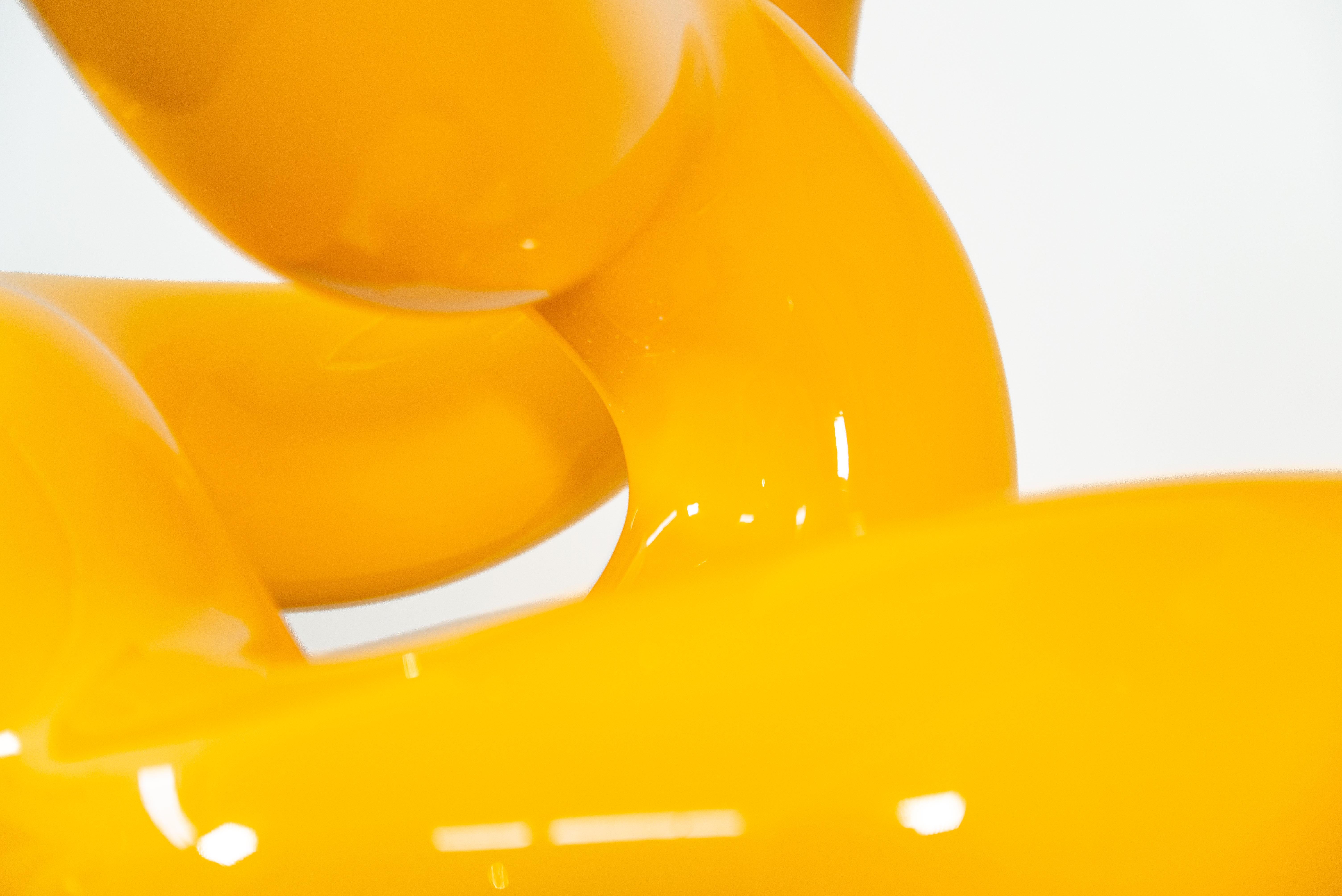 Circuit jaune - sculpture en acier inoxydable poli, abstraite et peinte en vente 3