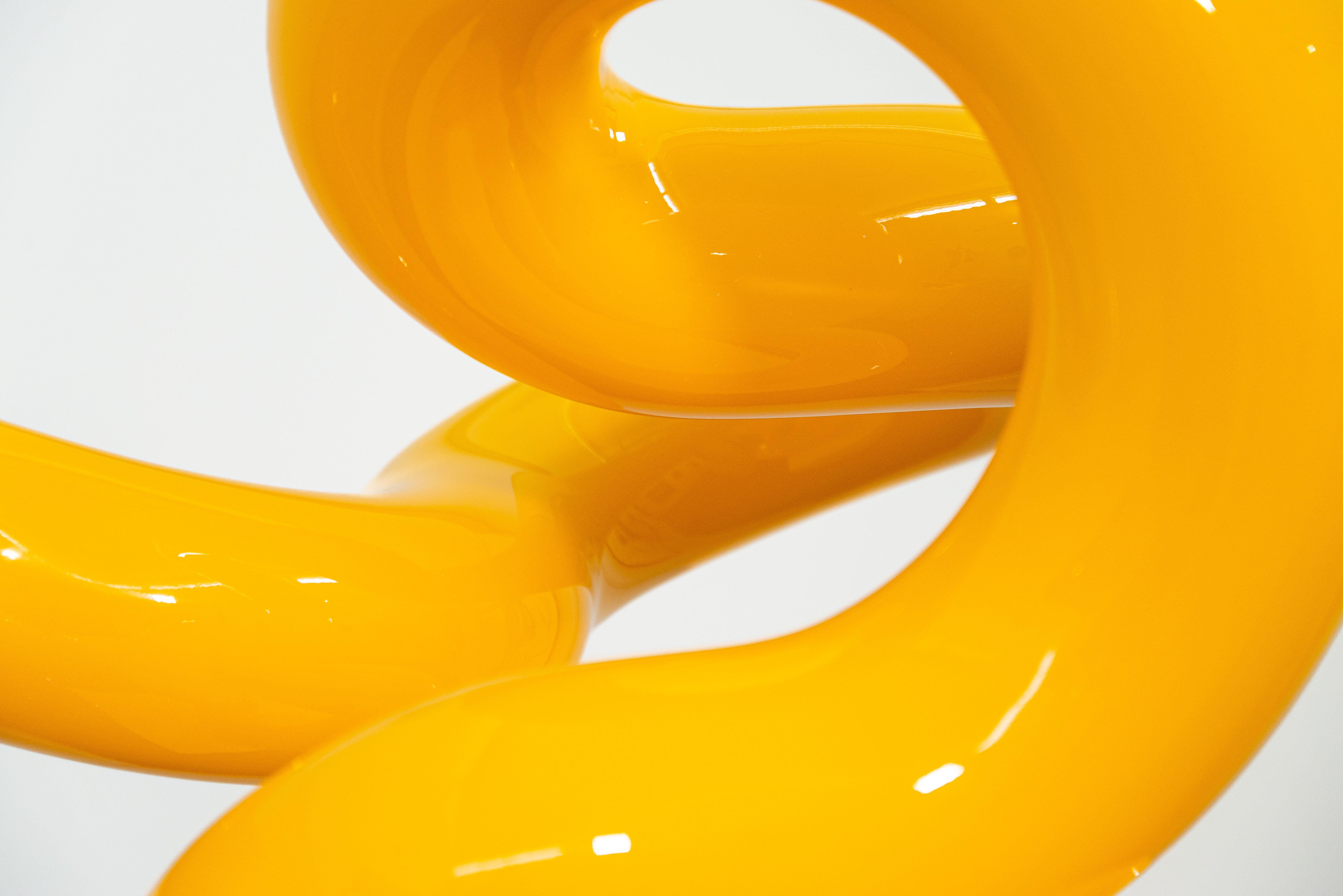 Circuit jaune - sculpture en acier inoxydable poli, abstraite et peinte en vente 4
