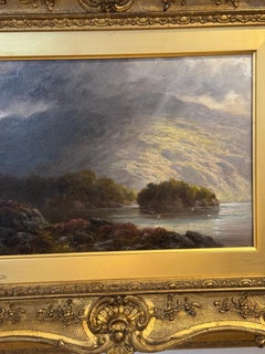 Paisaje de un lago de las Highlands escocesas del siglo XIX, a la luz del sol