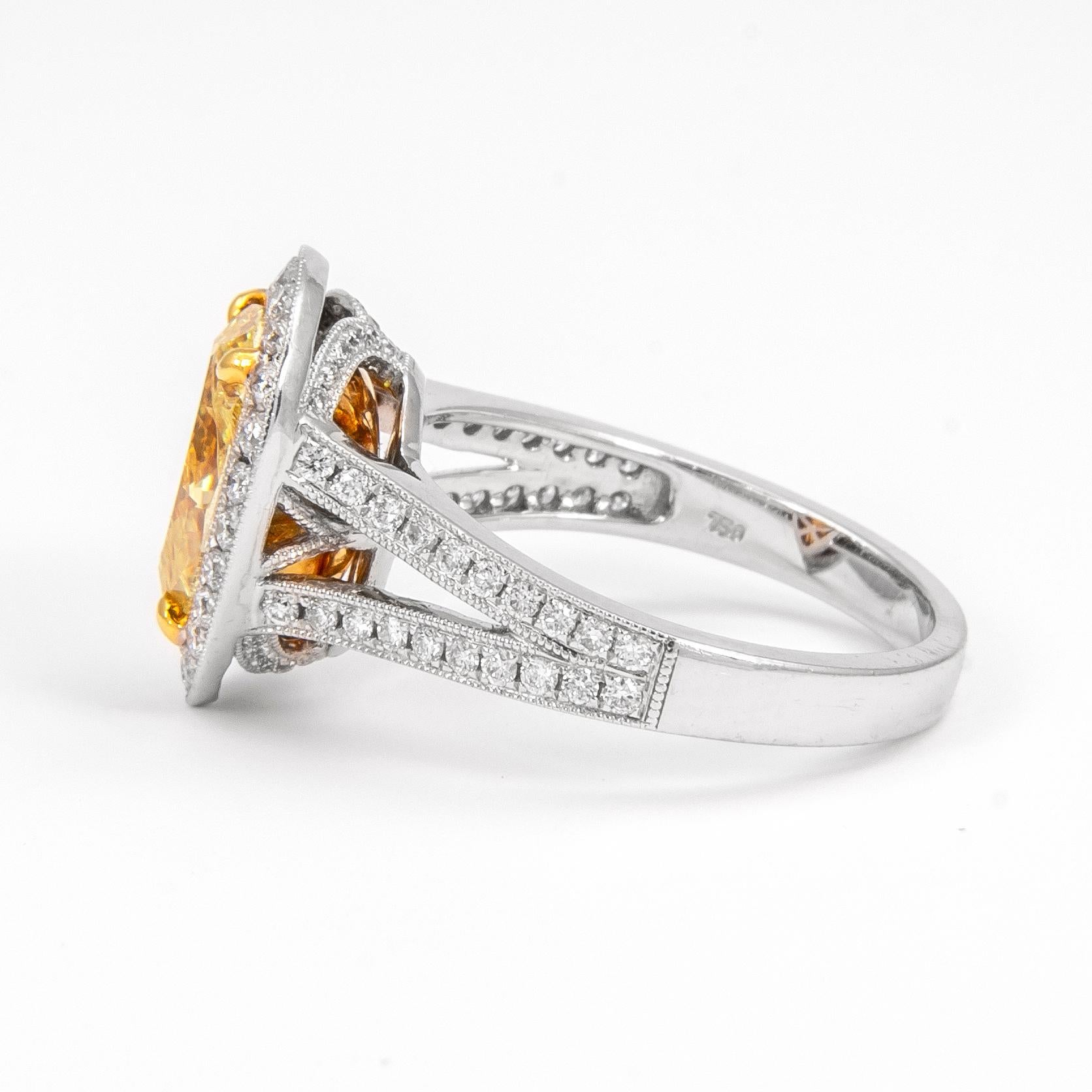 Taille poire Alexander EGL 2.50ct Fancy Vivid Yellow Pear Diamond avec Halo Ring 18k en vente
