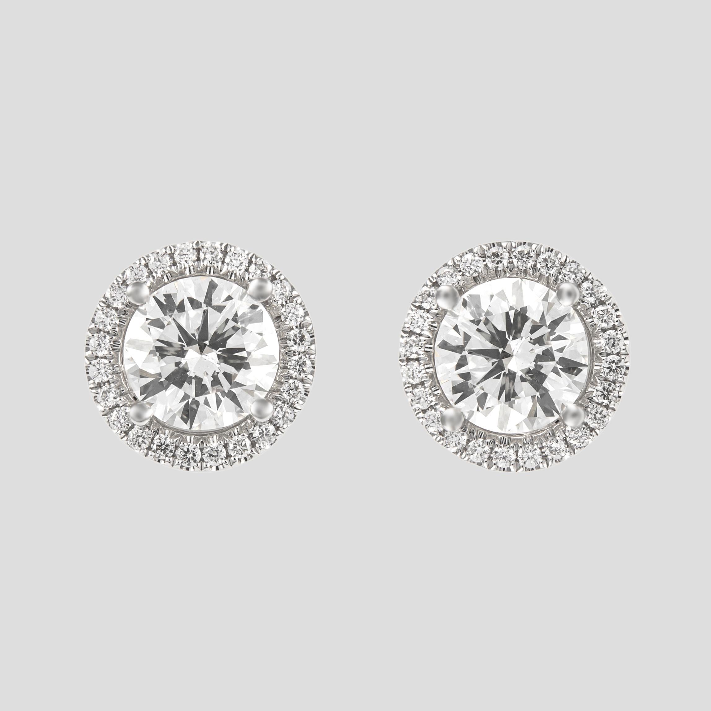 Taille ronde Alexander Clous d'oreilles en or 18 carats avec diamants certifiés EGL de 4,82 carats et halo en vente