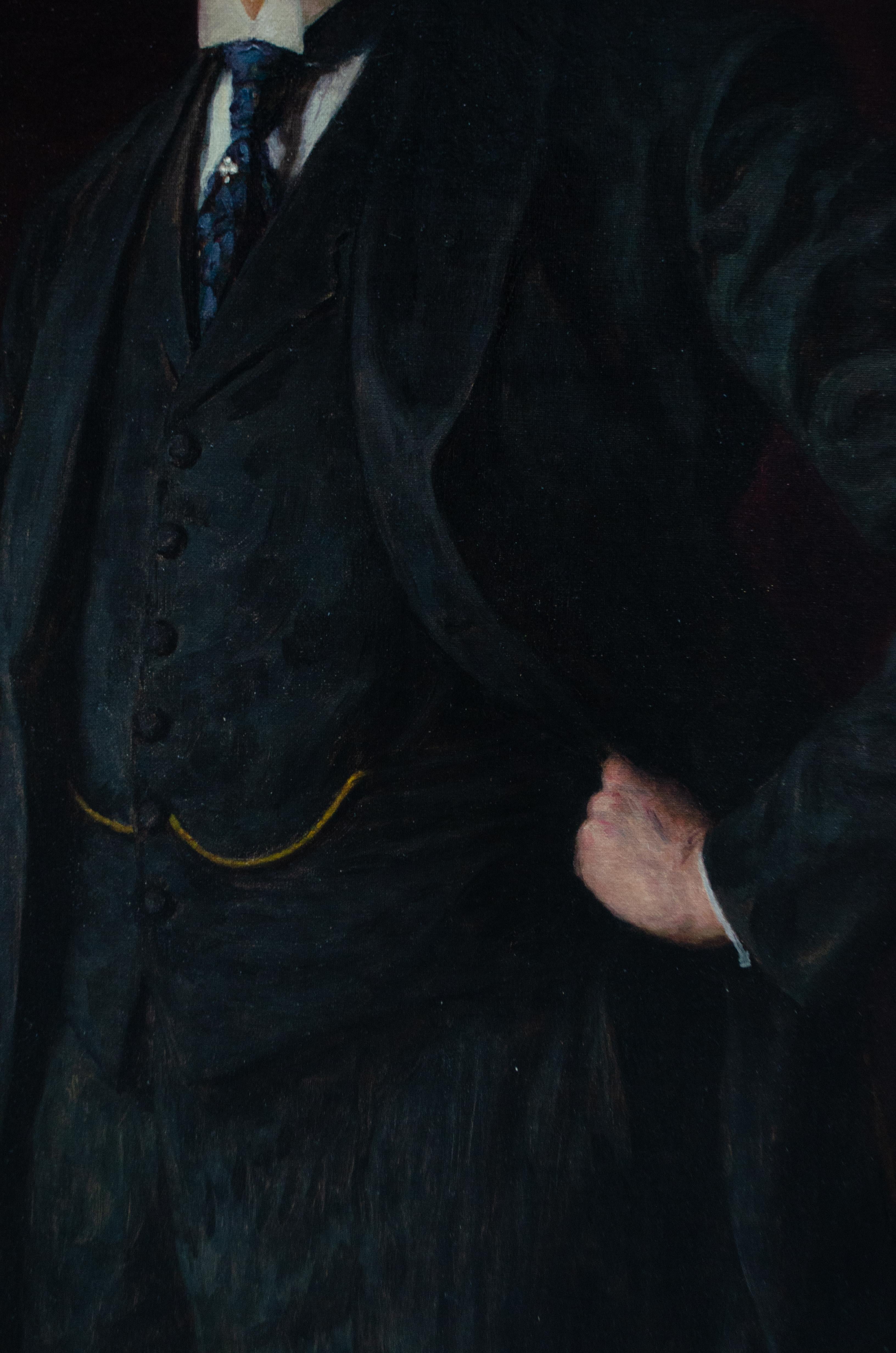 Portrait Art Nouveau d'un homme élégant avec épingle à cravate en diamant et trèfle. Signé. en vente 1