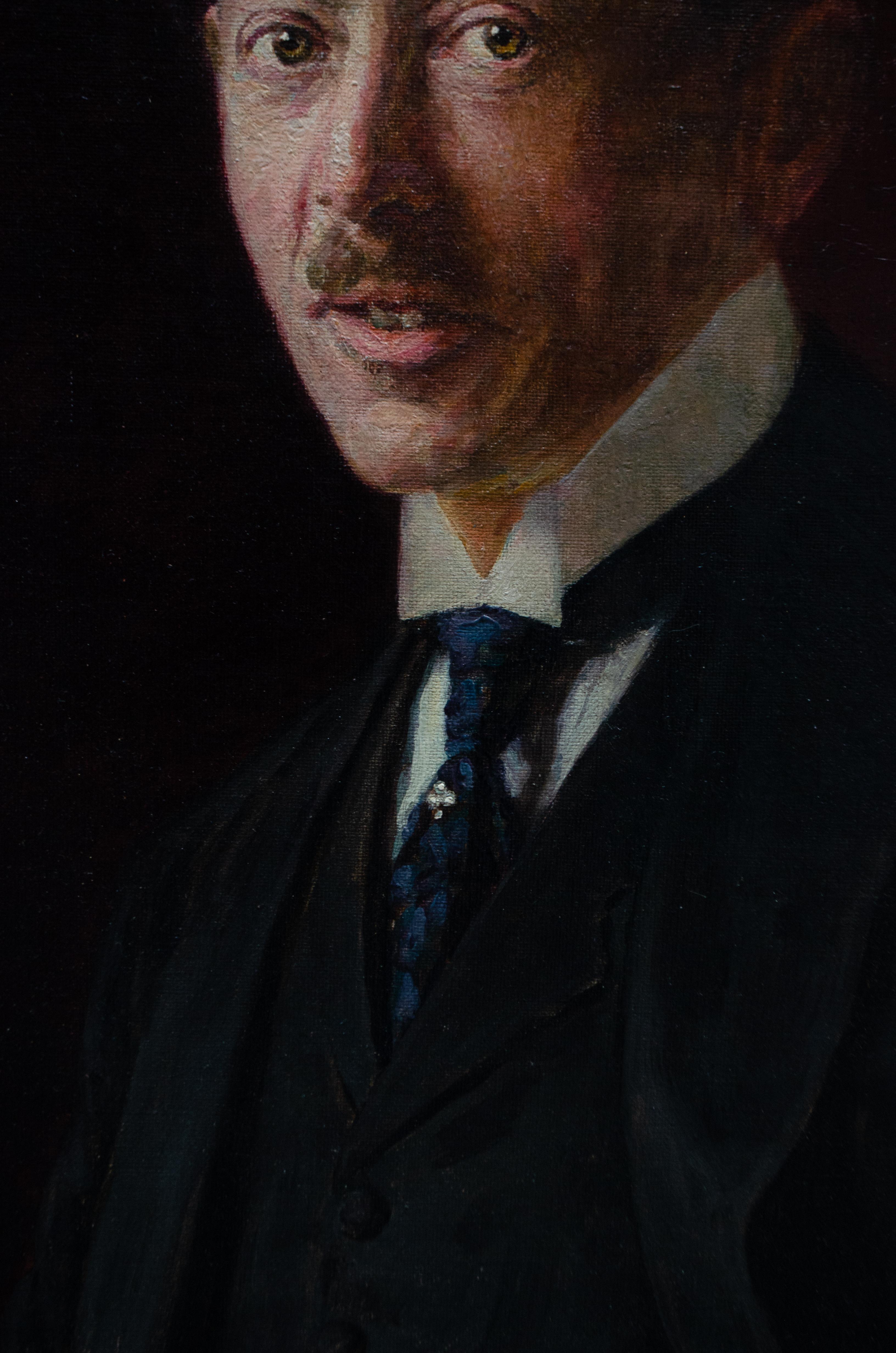 Portrait Art Nouveau d'un homme élégant avec épingle à cravate en diamant et trèfle. Signé. en vente 2