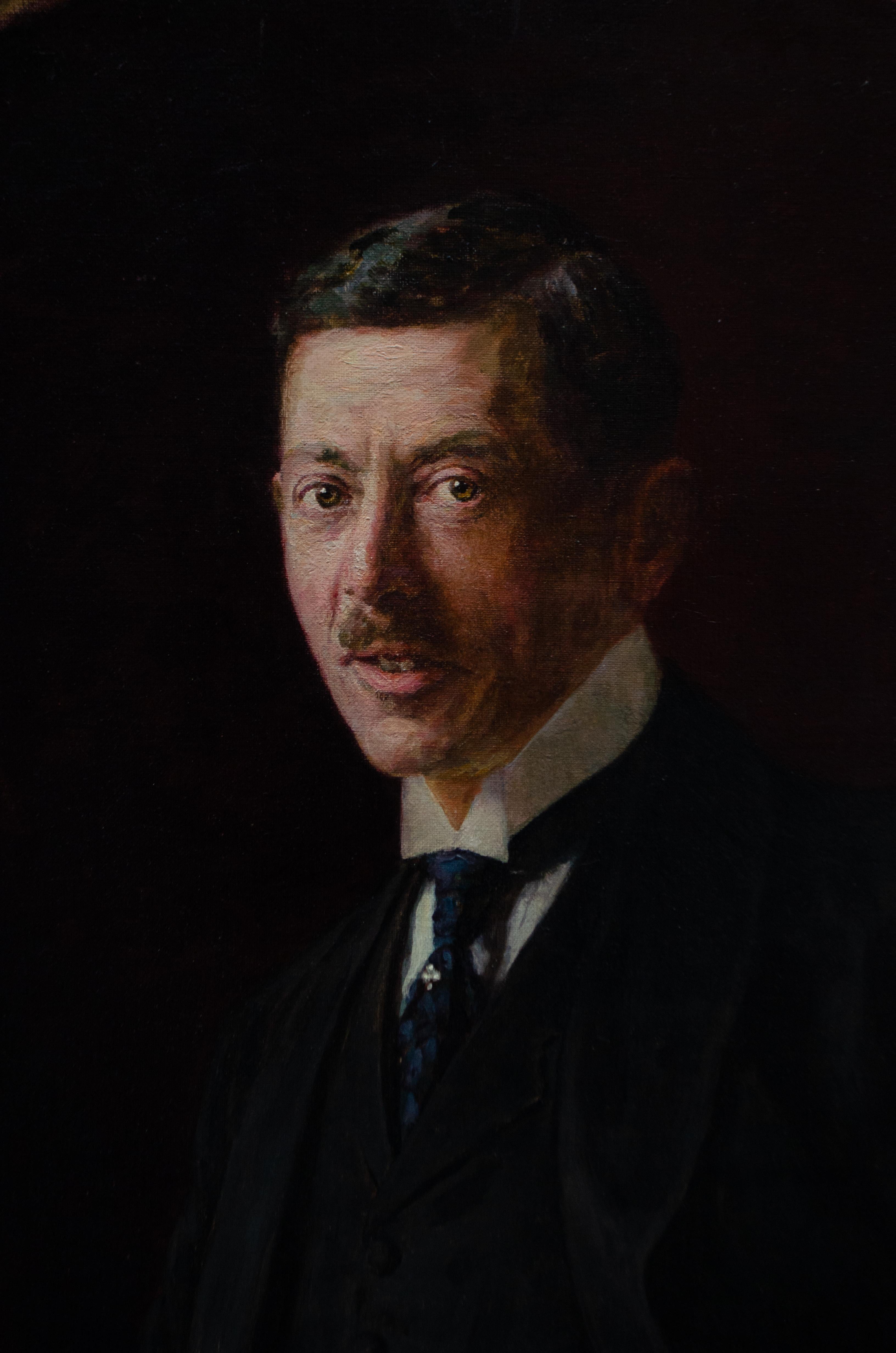 Portrait Art Nouveau d'un homme élégant avec épingle à cravate en diamant et trèfle. Signé. - Painting de Alexander Fuks