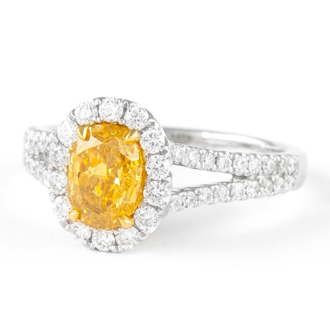 Taille ovale Bague Alexander GIA avec diamant jaune orangé foncé fantaisie de 1,03 carat et halo en vente