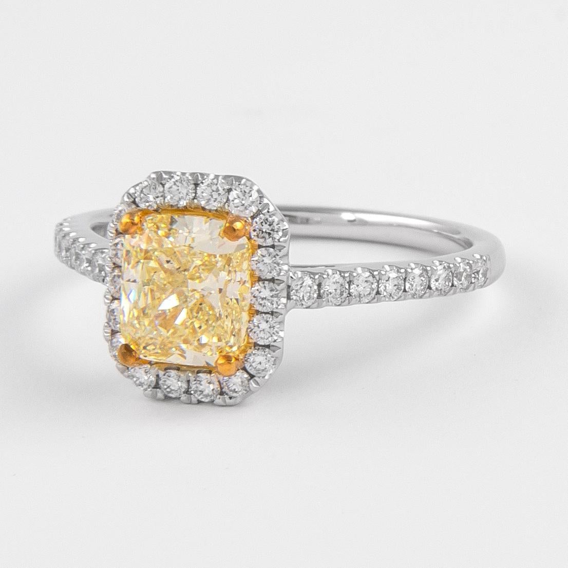Contemporain Alexander GIA - Diamant jaune clair fantaisie de 1,23 carat avec halo en or bicolore 18 carats en vente