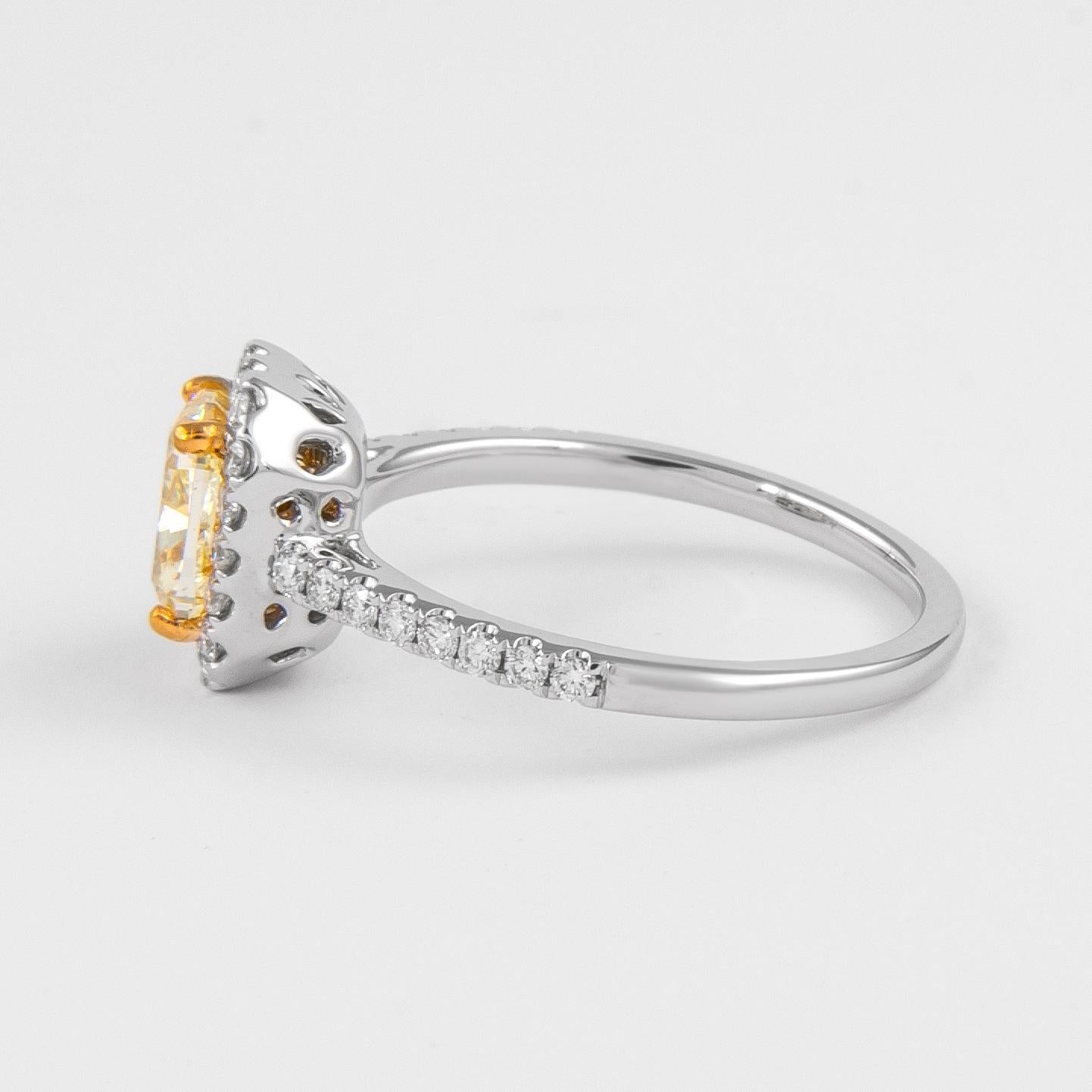 Taille coussin Alexander GIA - Diamant jaune clair fantaisie de 1,23 carat avec halo en or bicolore 18 carats en vente