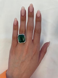Alexander GIA Esmeralda de 13,18 quilates con halo de tres diamantes Anillo de oro de 18 quilates