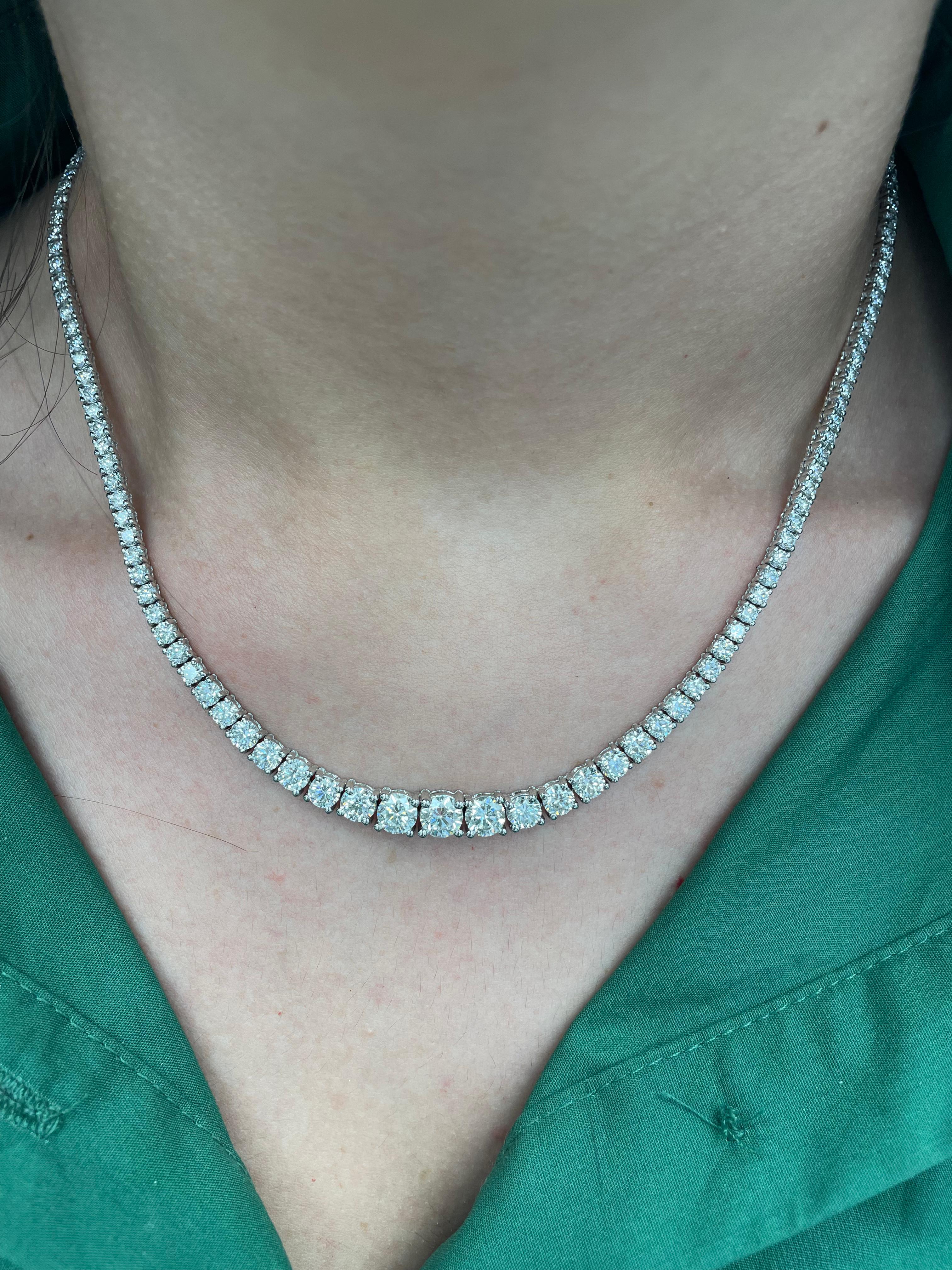 Wunderschönes und klassisches Diamant-Collier Tennis Riviera von Alexander Beverly Hills.
142 runde Brillanten, 14,83 Karat Gesamtdiamantengewicht. 
Zentrum 0,81ct runde Brillanten, GIA zertifiziert G Farbe und SI2 Klarheit Grad. 14,02 Karat runde