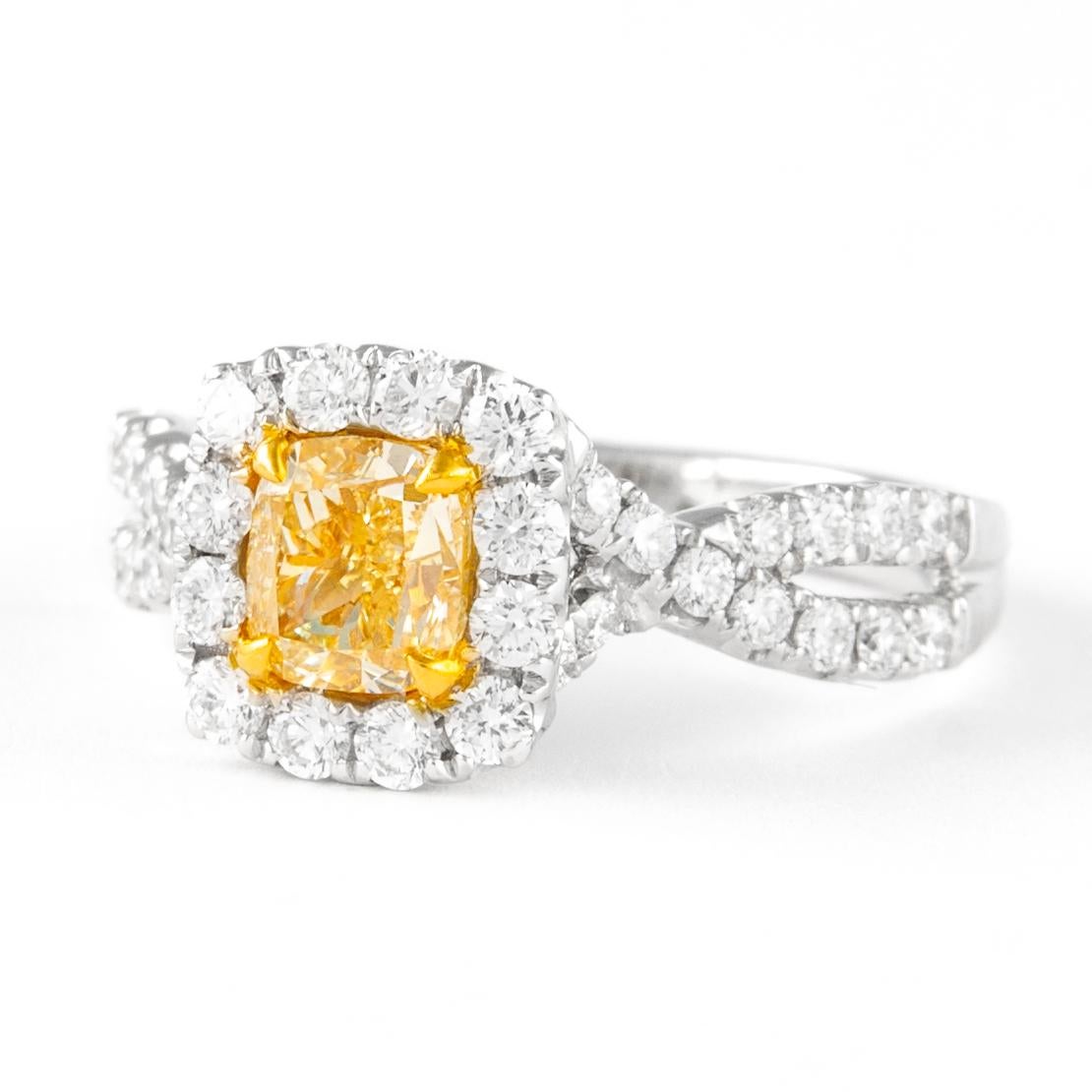 Taglio cuscino Alexander GIA 1,83ctt Fancy Light Yellow Cushion Diamond con anello aureola 18 carati