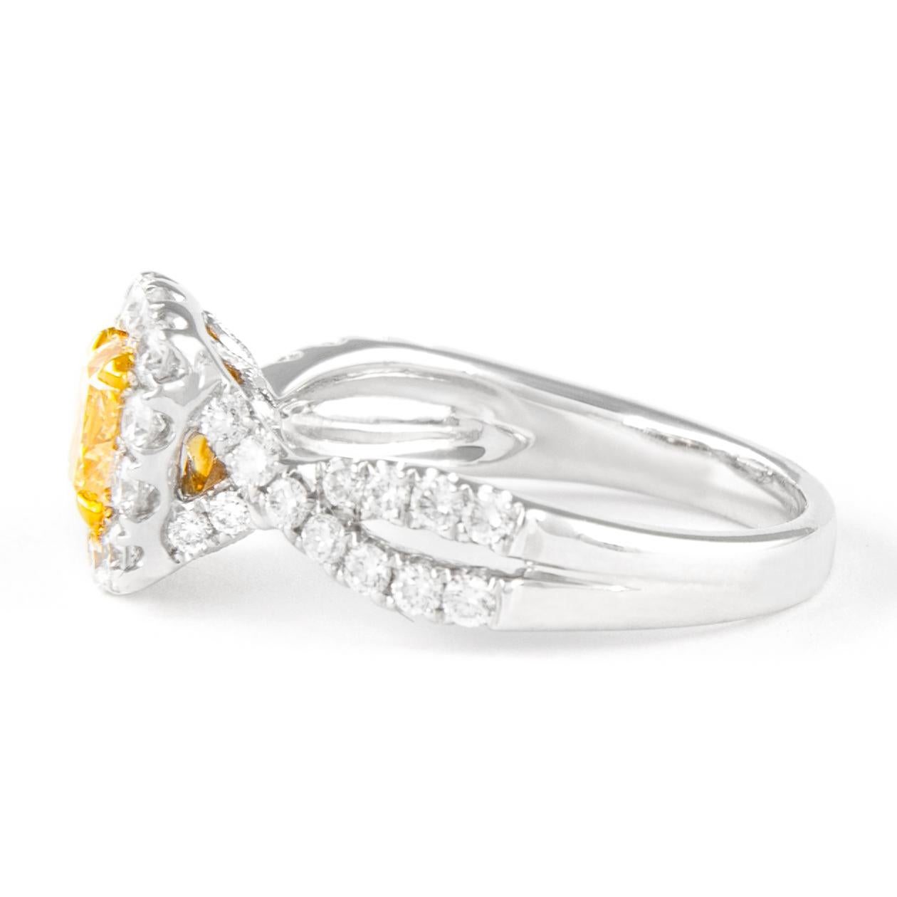 Alexander GIA 1,83ctt Fancy Light Yellow Cushion Diamond con anello aureola 18 carati In condizioni Nuovo a BEVERLY HILLS, CA
