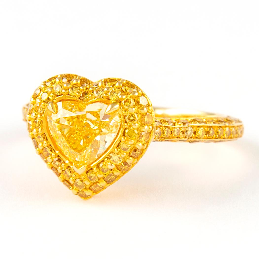 Alexander GIA 0,92 Karat Ausgefallener intensiv gelber Herz-Diamant mit Halo-Ring 18k (Zeitgenössisch) im Angebot