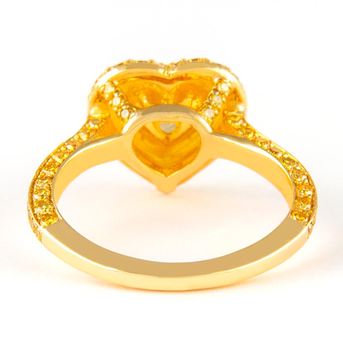 Alexander GIA 0,92 Karat Ausgefallener intensiv gelber Herz-Diamant mit Halo-Ring 18k im Zustand „Neu“ im Angebot in BEVERLY HILLS, CA