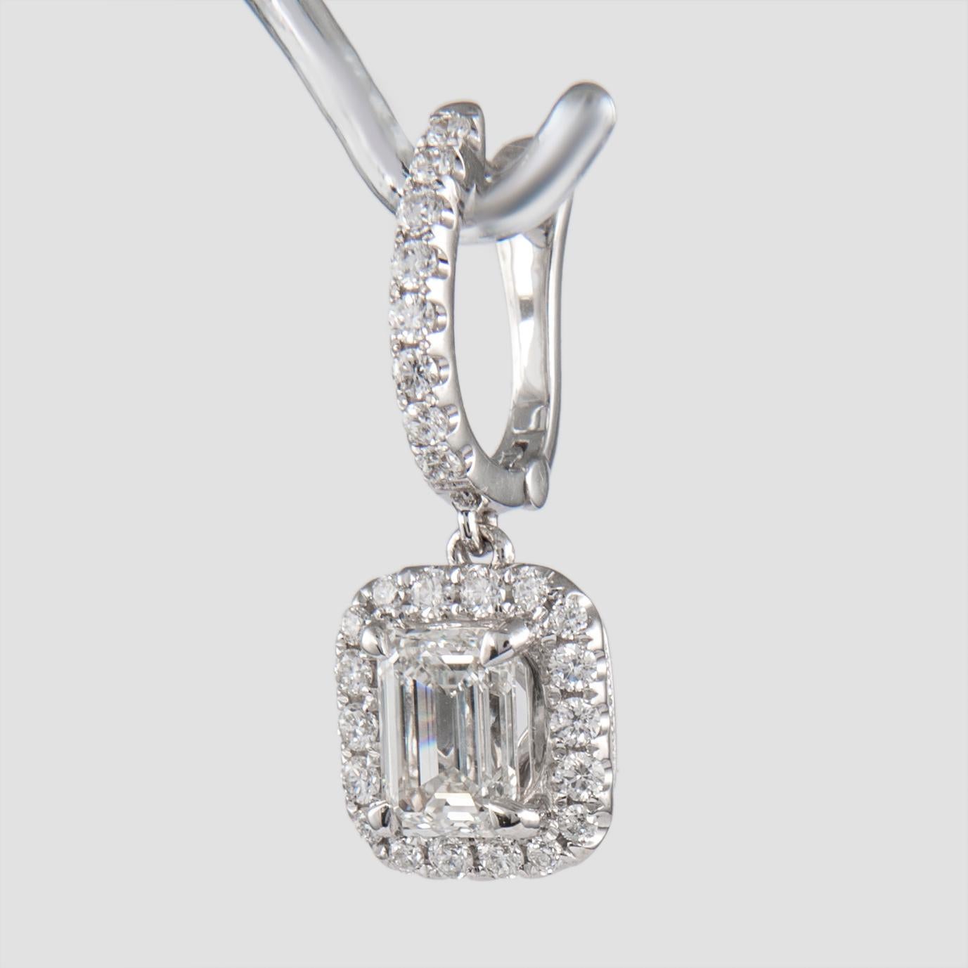 Alexander GIA 2,04 Karat Smaragdschliff-Diamant-Tropfen-Ohrringe mit Halo 18k Weißgold Damen im Angebot
