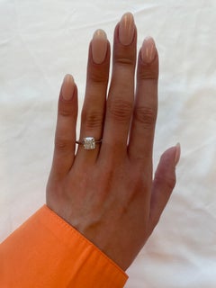 Anello solitario con diamante a cuscino Alexander GIA da 2,50 carati in oro bianco 18 carati