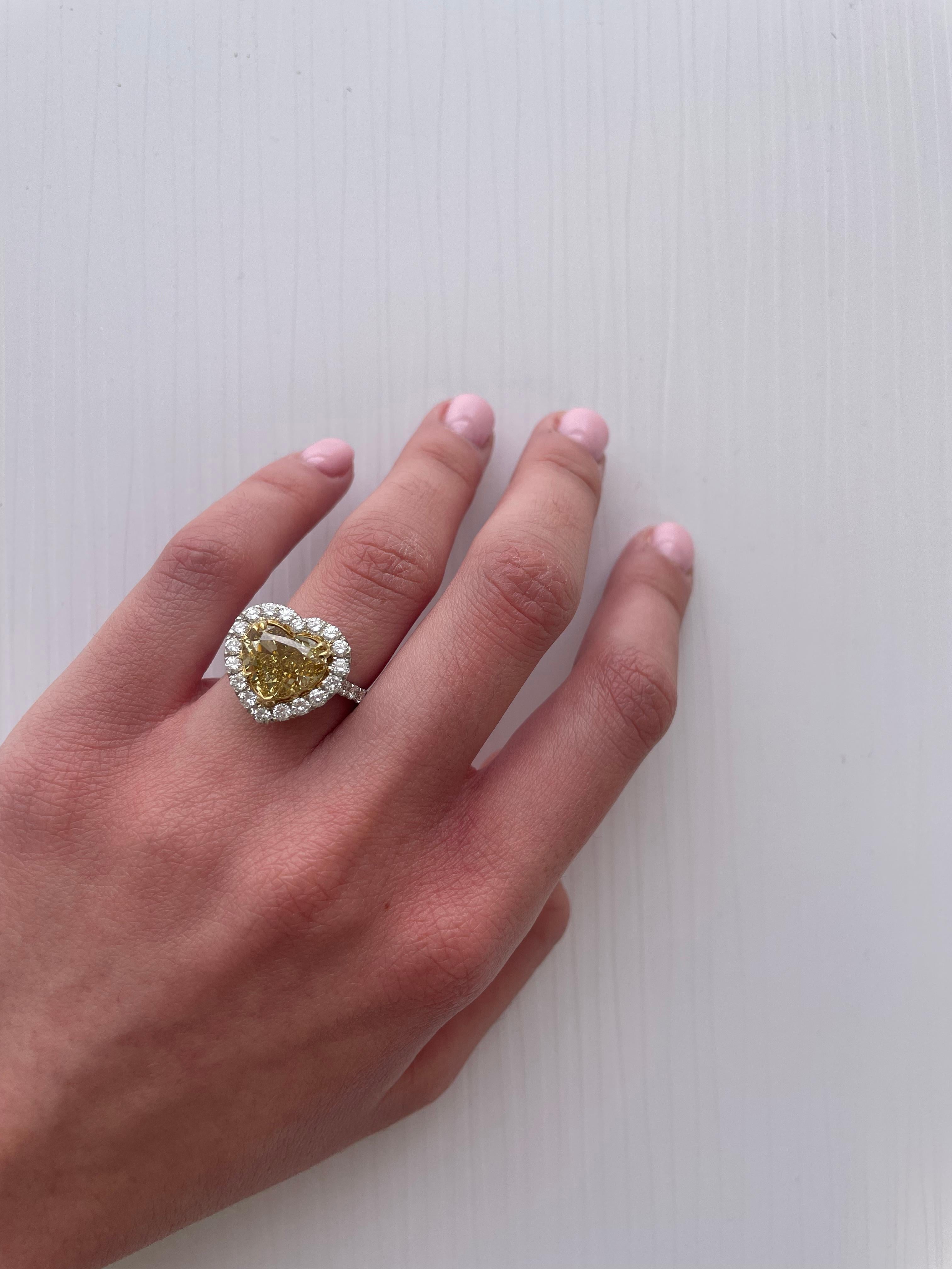 Bague impressionnante en diamant jaune champagne avec halo. Haute joaillerie par Alexander Beverly Hills.
*Looks Fancy Intense in the mounting
Poids total des diamants : 6,34 carats. 
Centre 5,01ct Fancy Brownish Yellow SI1 diamant en forme de