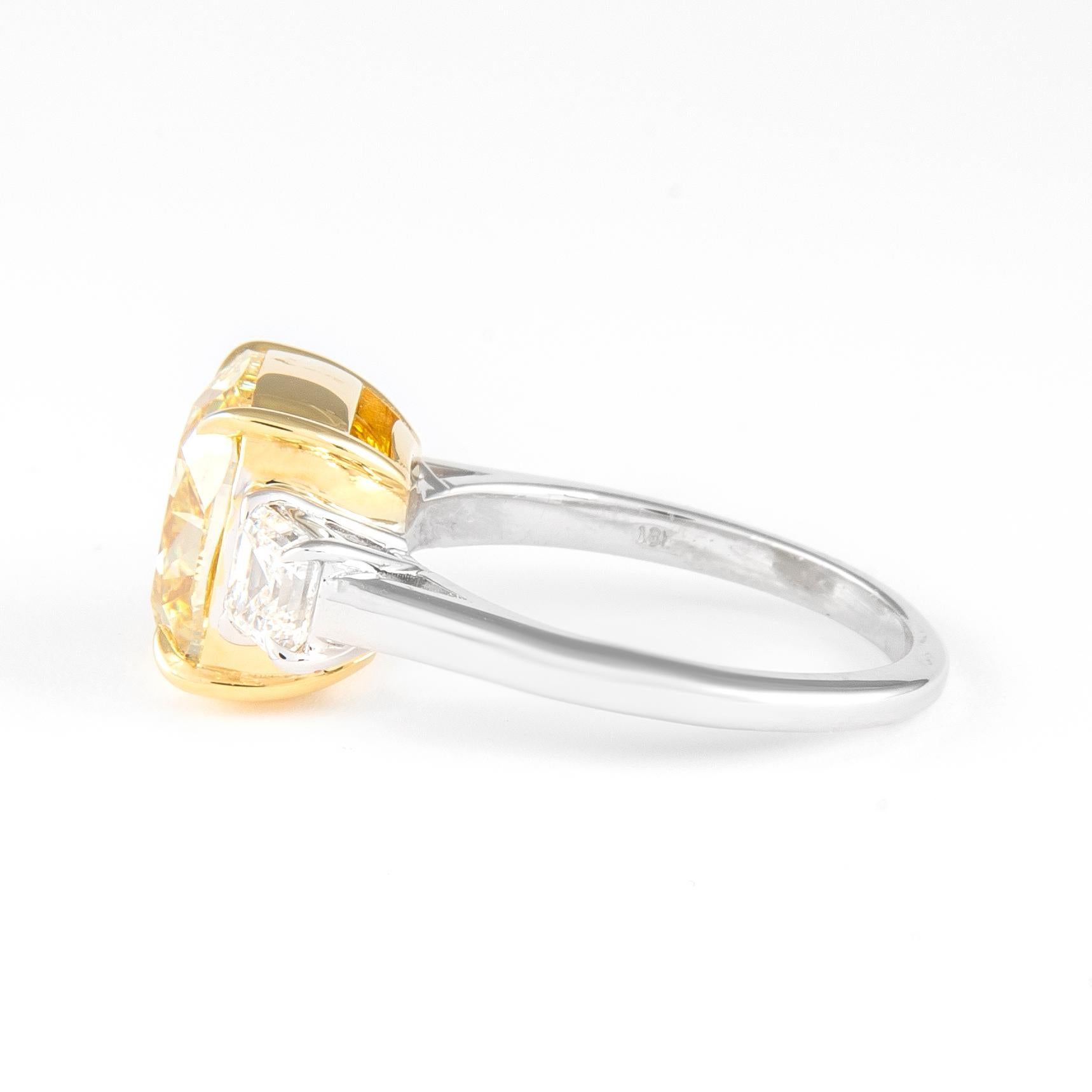 Taille coussin Bague à trois pierres en or bicolore 18 carats avec diamant jaune fantaisie de 5,03 carats certifié GIA en vente