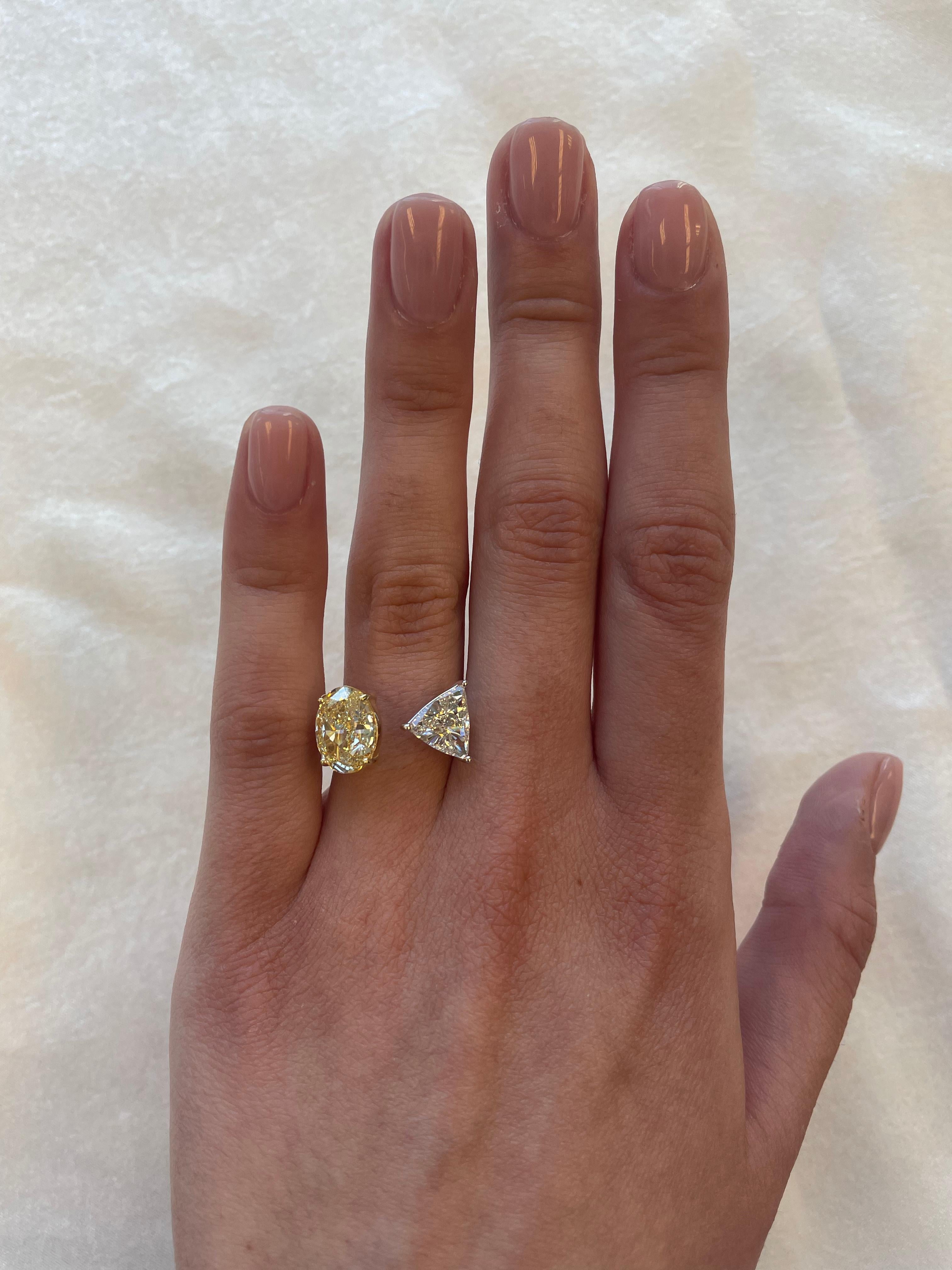Stunning modern floating white & YZ yellow diamond open shank toi et moi ring, both stones GIA certified. High jewelry Alexander Beverly Hills.
5.11 carats total diamond weight.
3.55 carat oval diamond, YZ color grade and VVS2 clarity grade, GIA
