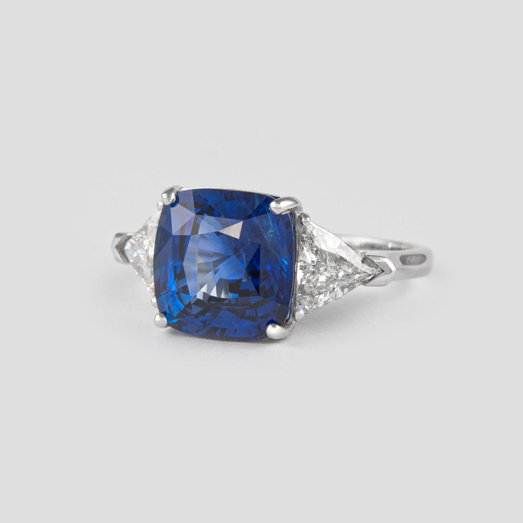 Modern Alexander GIA 7.11 Carat Sapphire with Diamonds Three-Stone Ring 18 Karat Gold For Sale
