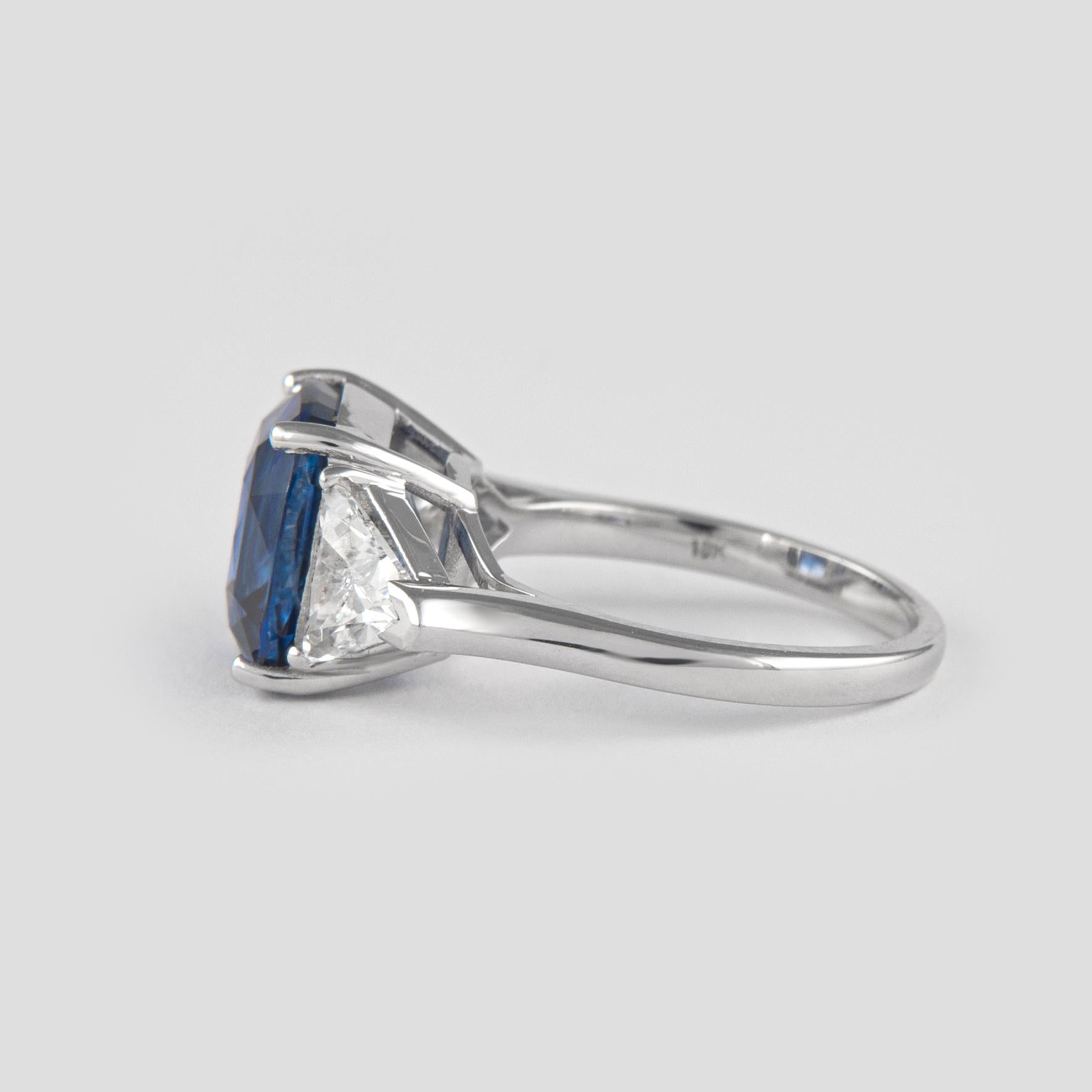 Alexander GIA 7.11 Carat Sapphire with Diamonds Three-Stone Ring 18 Karat Gold In New Condition For Sale In BEVERLY HILLS, CA