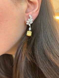 Alexander GIA 8.40ctt Fancy Yellow Diamond Drop Earrings with Halo 18k Gold (Boucles d'oreilles pendantes en diamant jaune fantaisie avec halo)