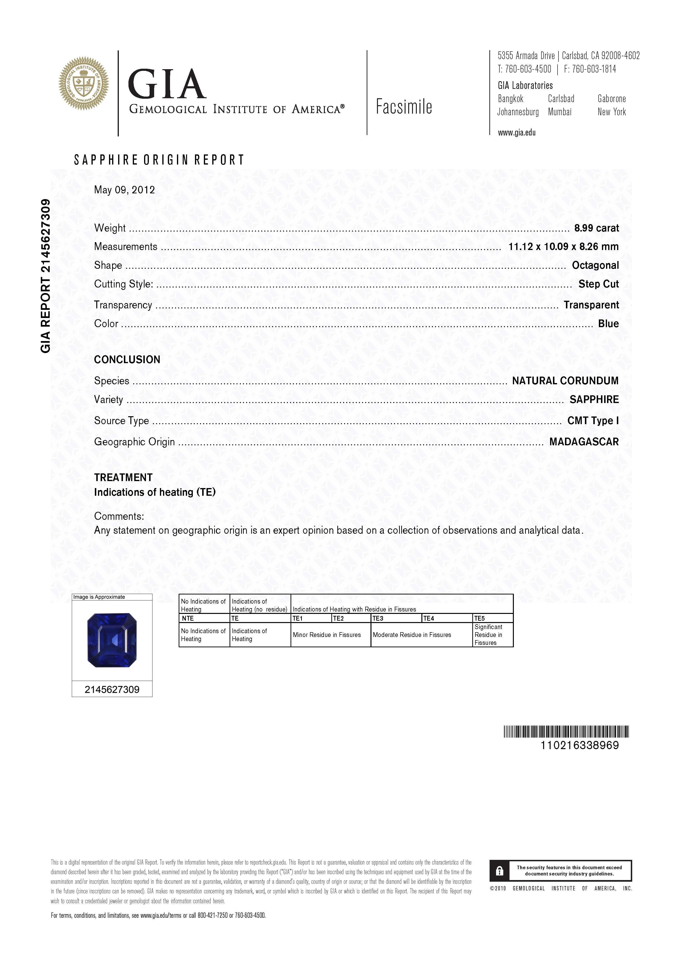 Importante anillo moderno de tres piedras con zafiro y diamantes certificado por GIA y AGL. Zafiro azul real de soberbio color con diamantes talla media luna y diamantes en la caña. Alta joyería de Alexander Beverly Hills.
Peso total de la gema: