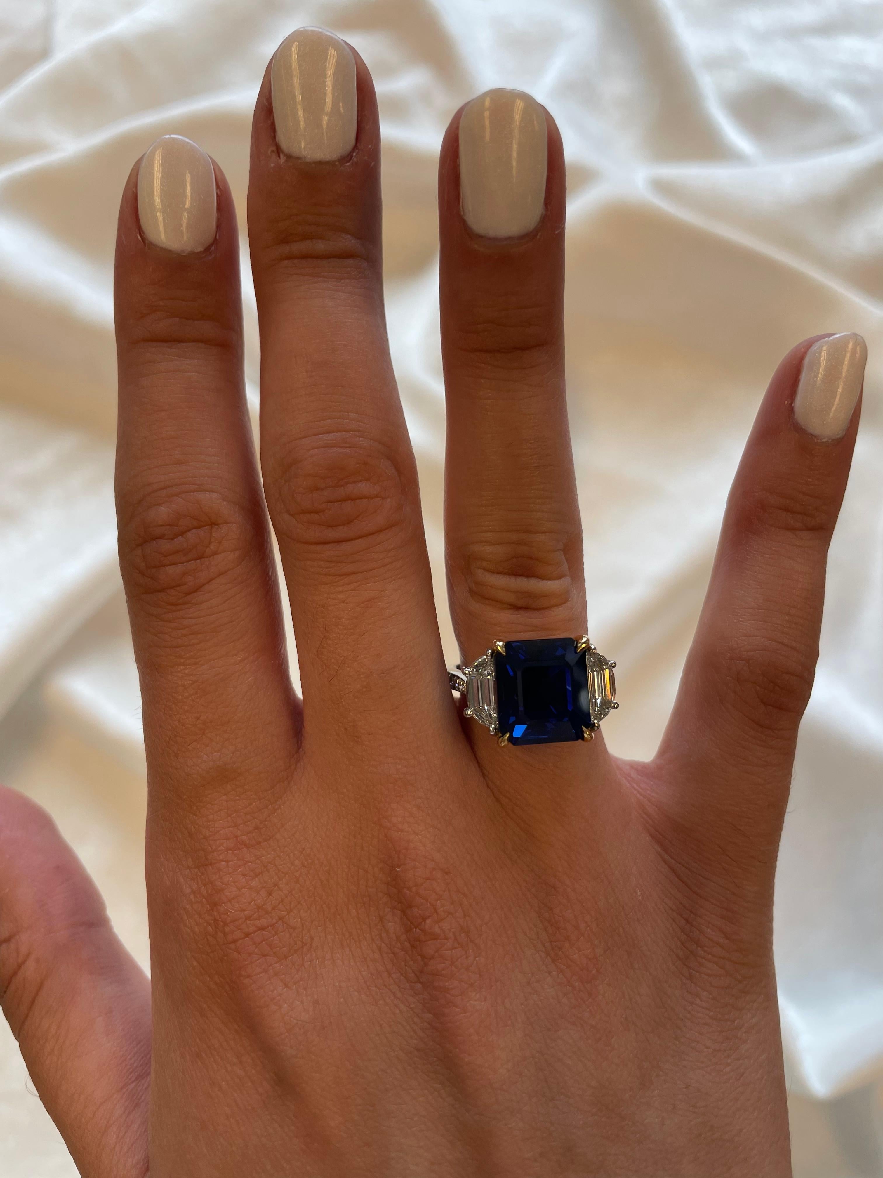 Alexander GIA & AGL Zafiro talla esmeralda de 8,99 ct con diamantes Anillo de tres piedras Contemporáneo en venta