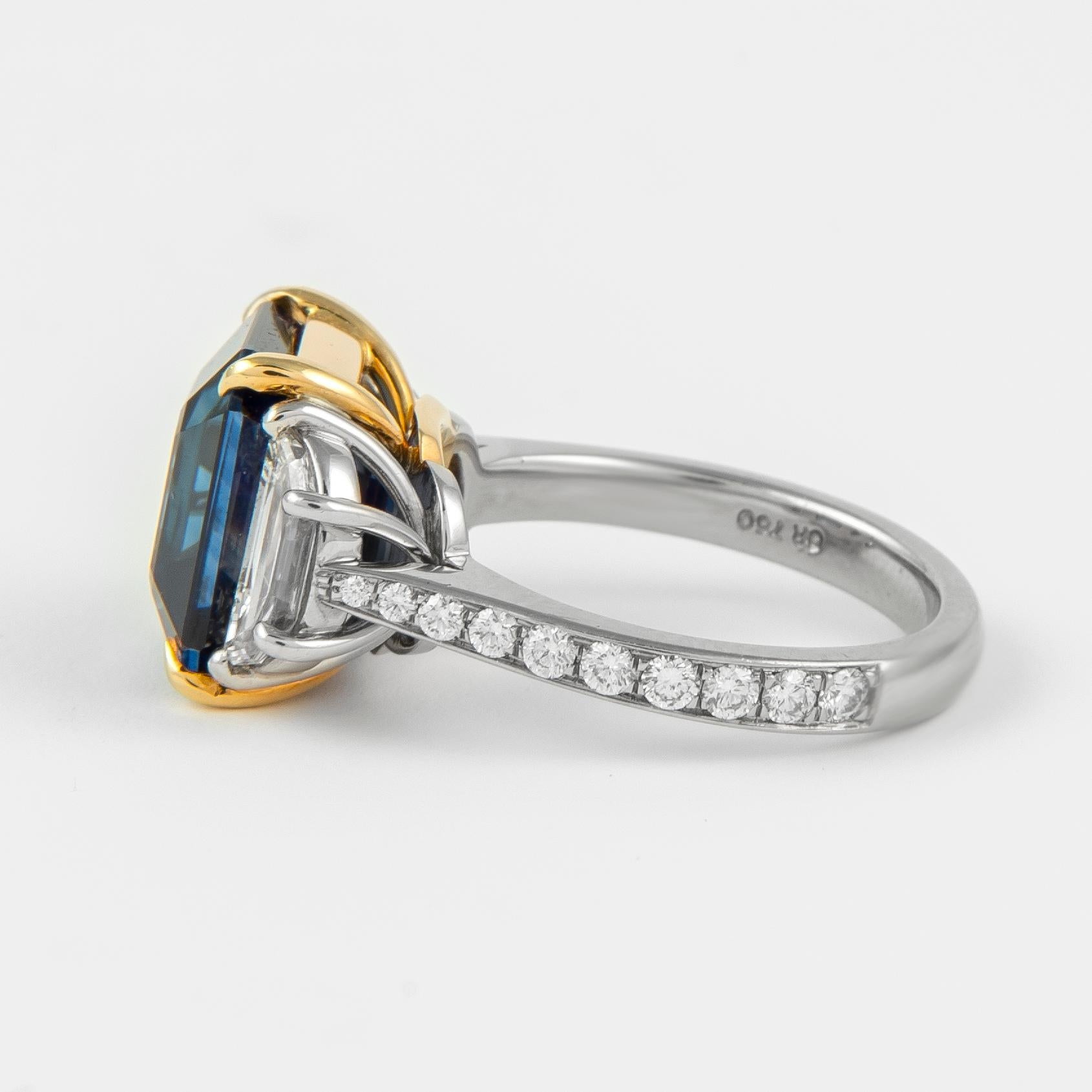 Alexander GIA & AGL Zafiro talla esmeralda de 8,99 ct con diamantes Anillo de tres piedras en Nuevo estado para la venta en BEVERLY HILLS, CA