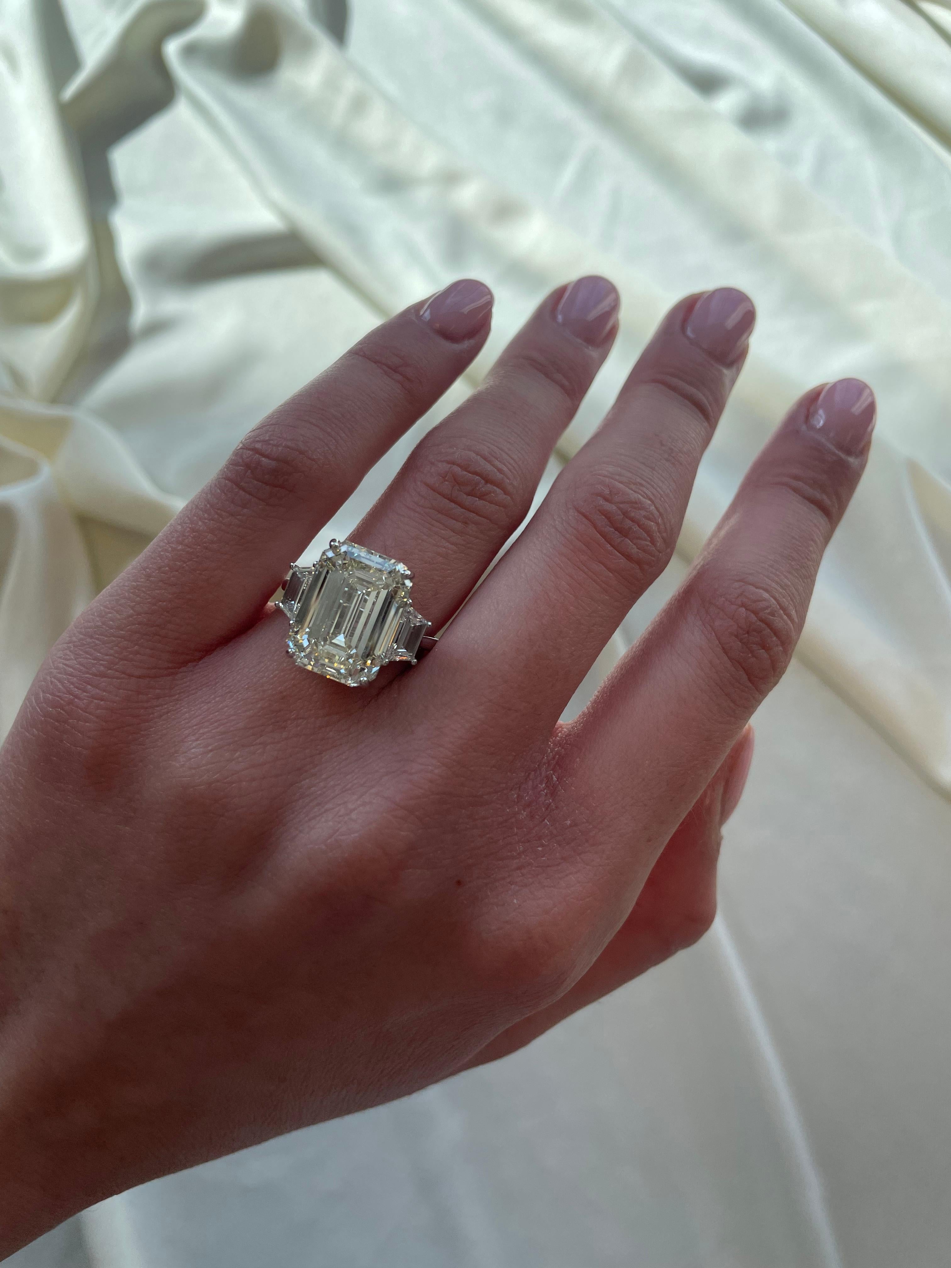 Important modern diamond three-stone engagement ring, GIA certified. High jewelry by Alexander Beverly Hills.
10.90 carats total diamond weight.
10.06 carat emerald cut diamond, GIA certified. M color grade and VVS2 clarity. Complimented by 2