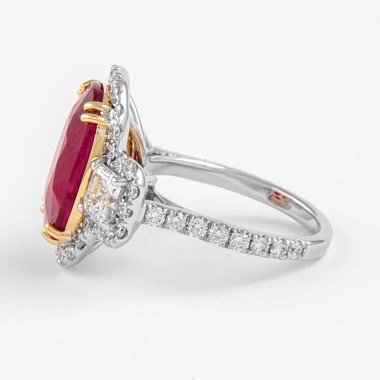 Taille ovale Alexander Bague en or 18 carats avec halo de trois pierres en rubis certifié GIA de 10,24 carats et diamants en vente