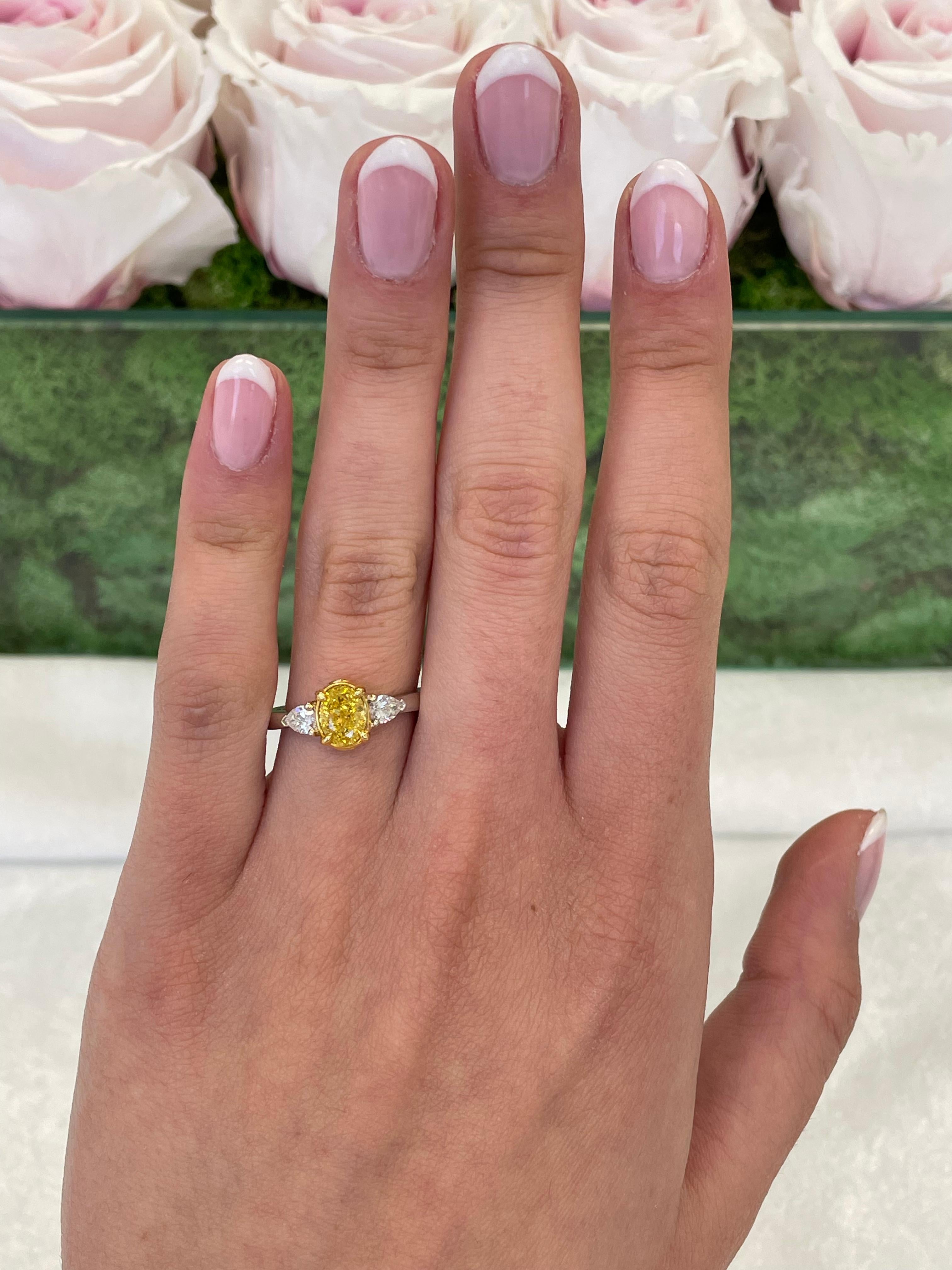 Contemporaneo Alexander Beverly Hills GIA 1ct Fancy Vivid Yellow Diamond Three Stone Ring 18k in vendita